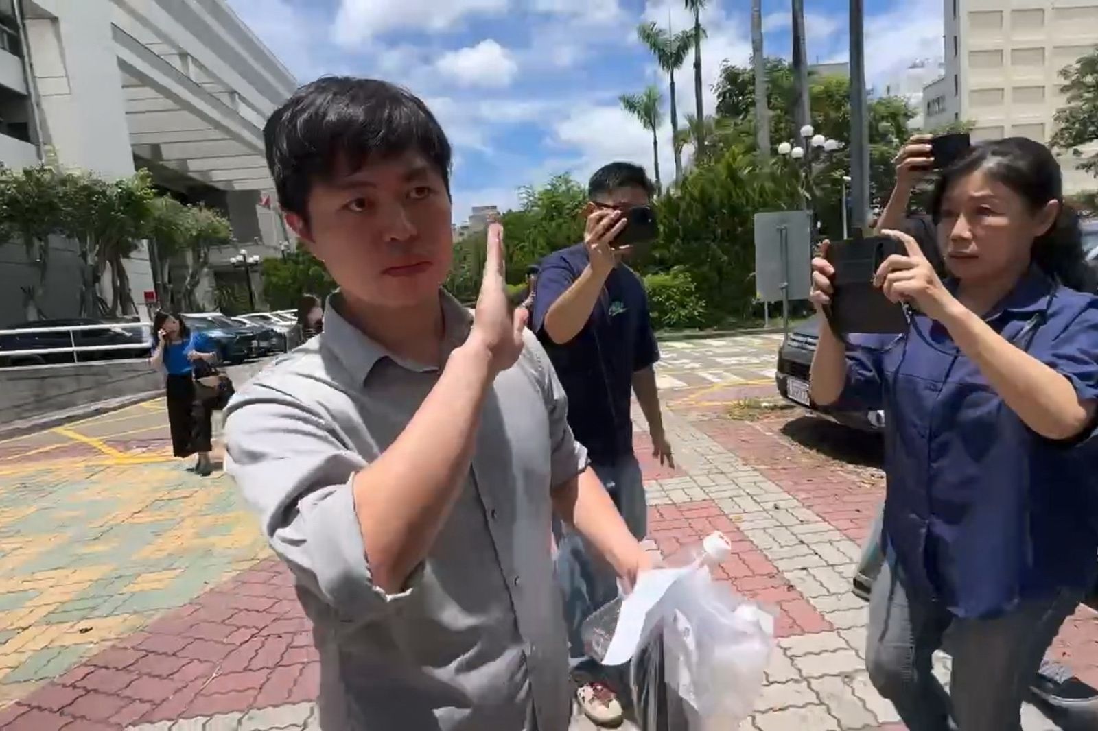福懋董座200萬元交保!手插口袋不發一語快閃離去 中聯致癌油案11高層被查辦