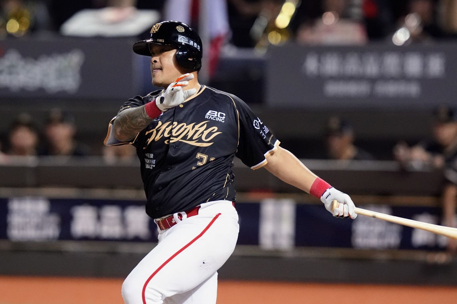 中職／「忘記自己是會長！」林智勝引退戰最後打席開轟　蔡其昌跳起來見證