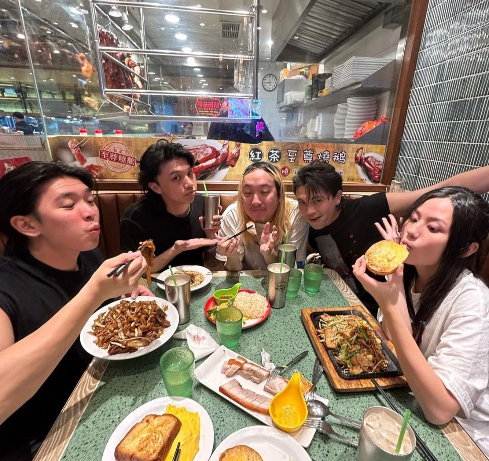 美秀集團的團員們其實有很深的革命情感。翻攝IG