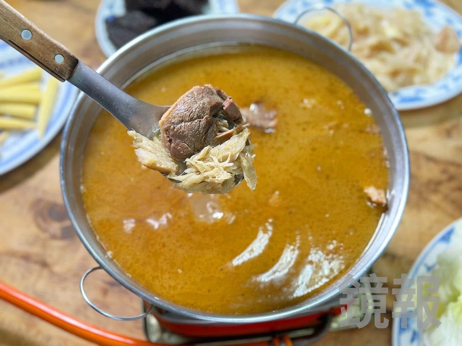 「薑母鴨」鴨肉大塊扎實,湯頭充滿薑母的微微辛辣與米酒香氣。(450元/鍋,加米酒單瓶50元)