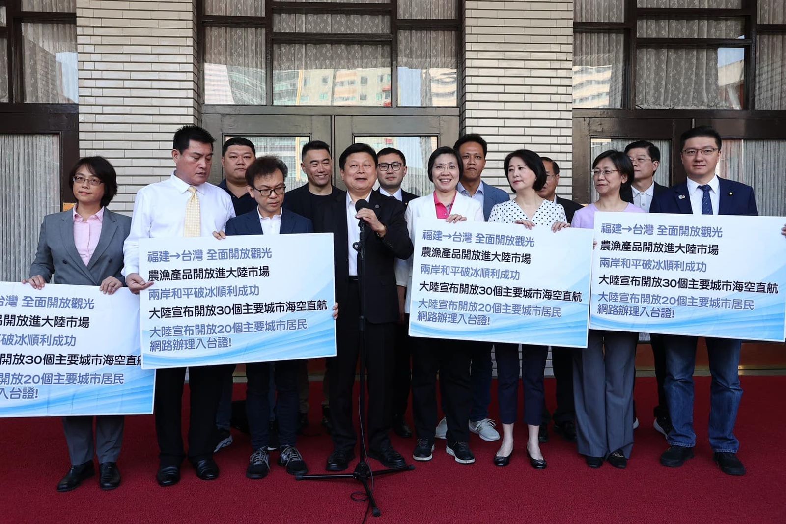 傅崐萁在2024年4月26日率16名藍營立委訪問中國,結束行程後,4月29日在立法院議場前公布交流成果。(圖/翻攝傅崐萁臉書)