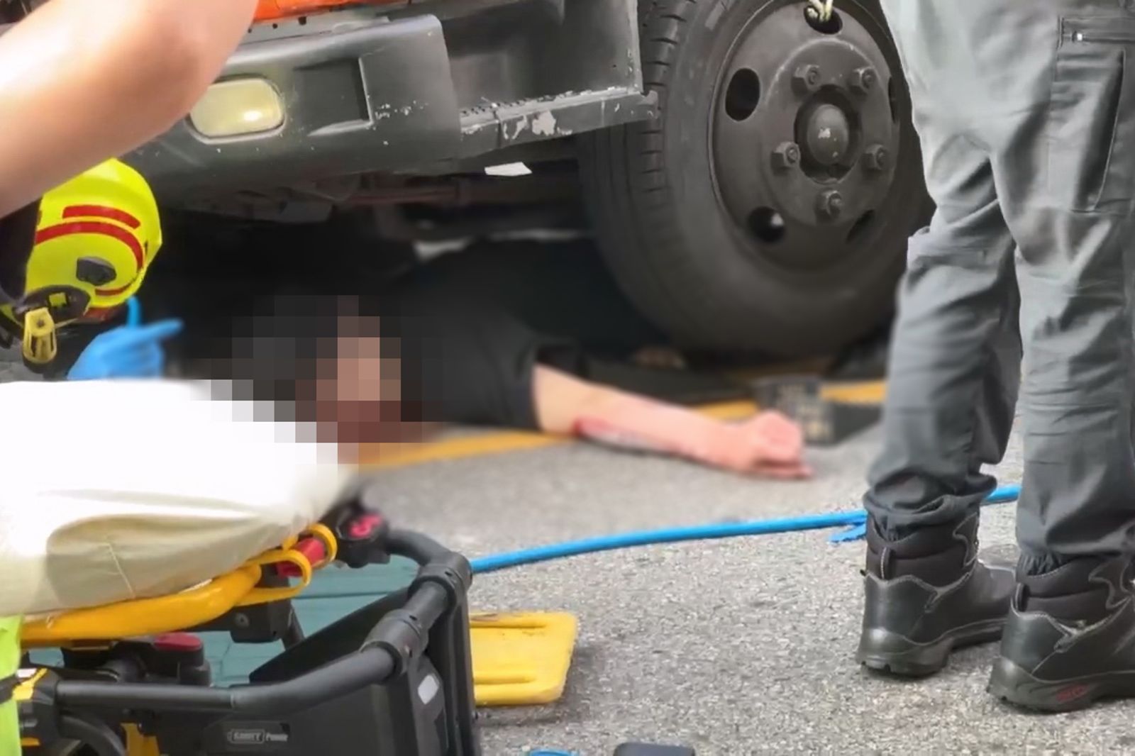 疑未禮讓行人釀禍!24歲男遭小貨車撞倒輾壓吐血 警消頂舉車輛搶命