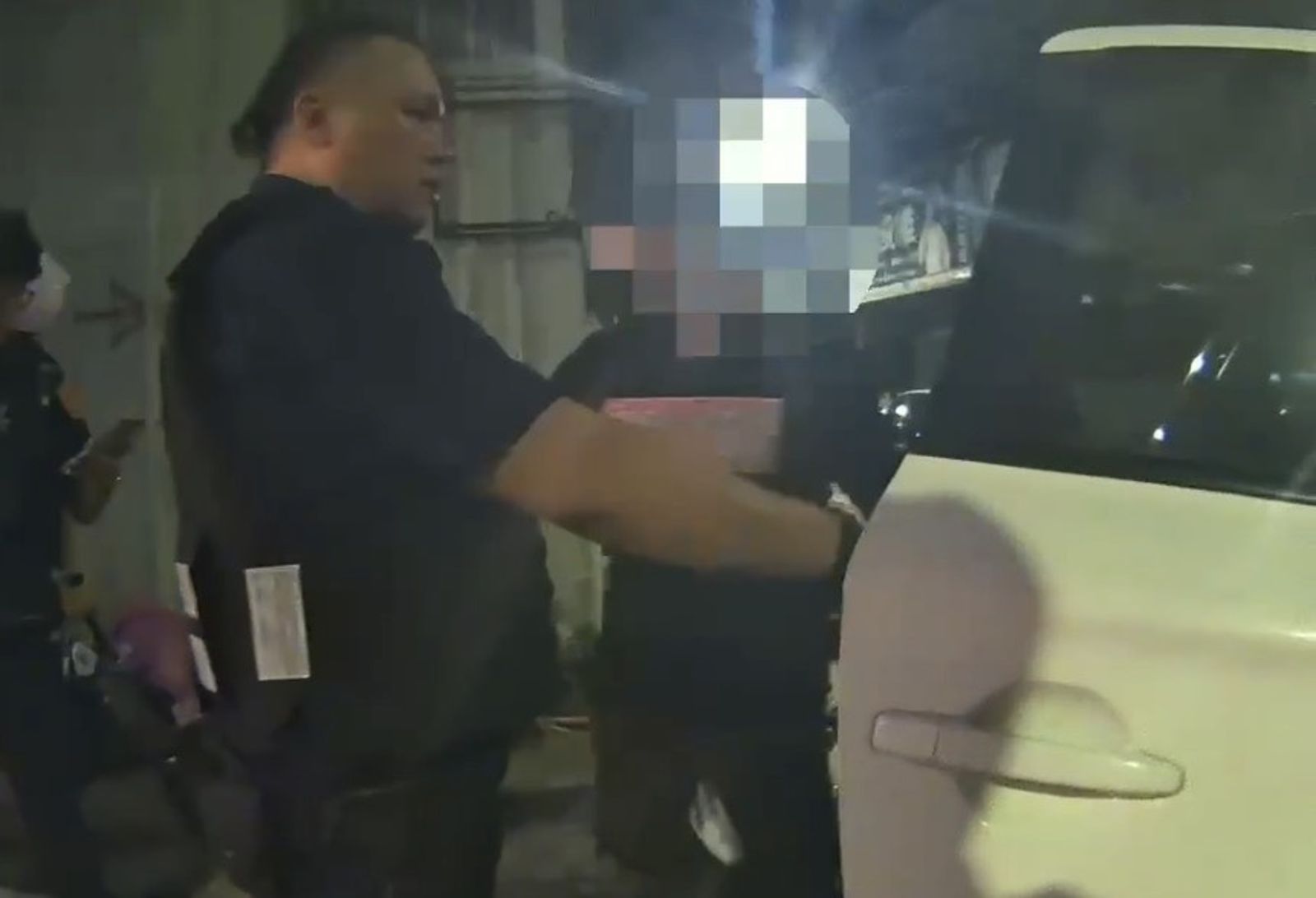 警方進入鐵皮屋查緝。圖/翻攝畫面