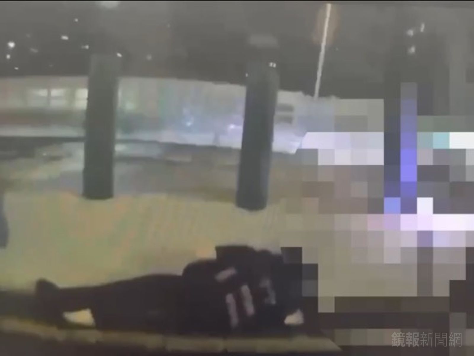 員警被撞倒在地。