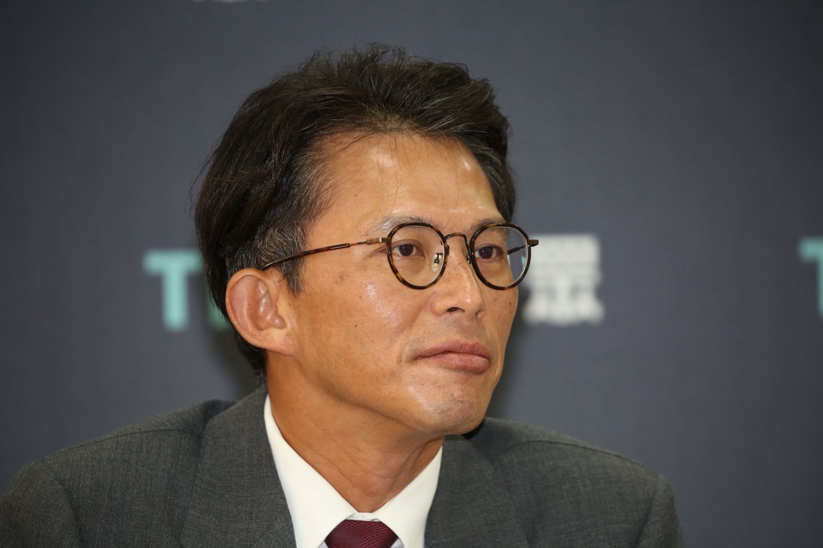 黃國昌經常透露出不屑、冷酷、不耐、嘲諷的表情,更以反問來面對媒體的提問。攝影董孟航