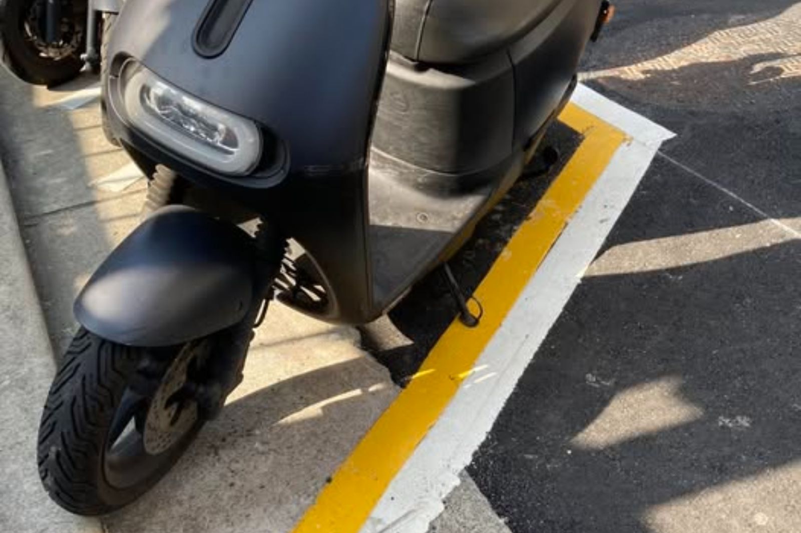 機車格驚見「白線內還有黃線」他不解提問 網釋疑:台北市自創的