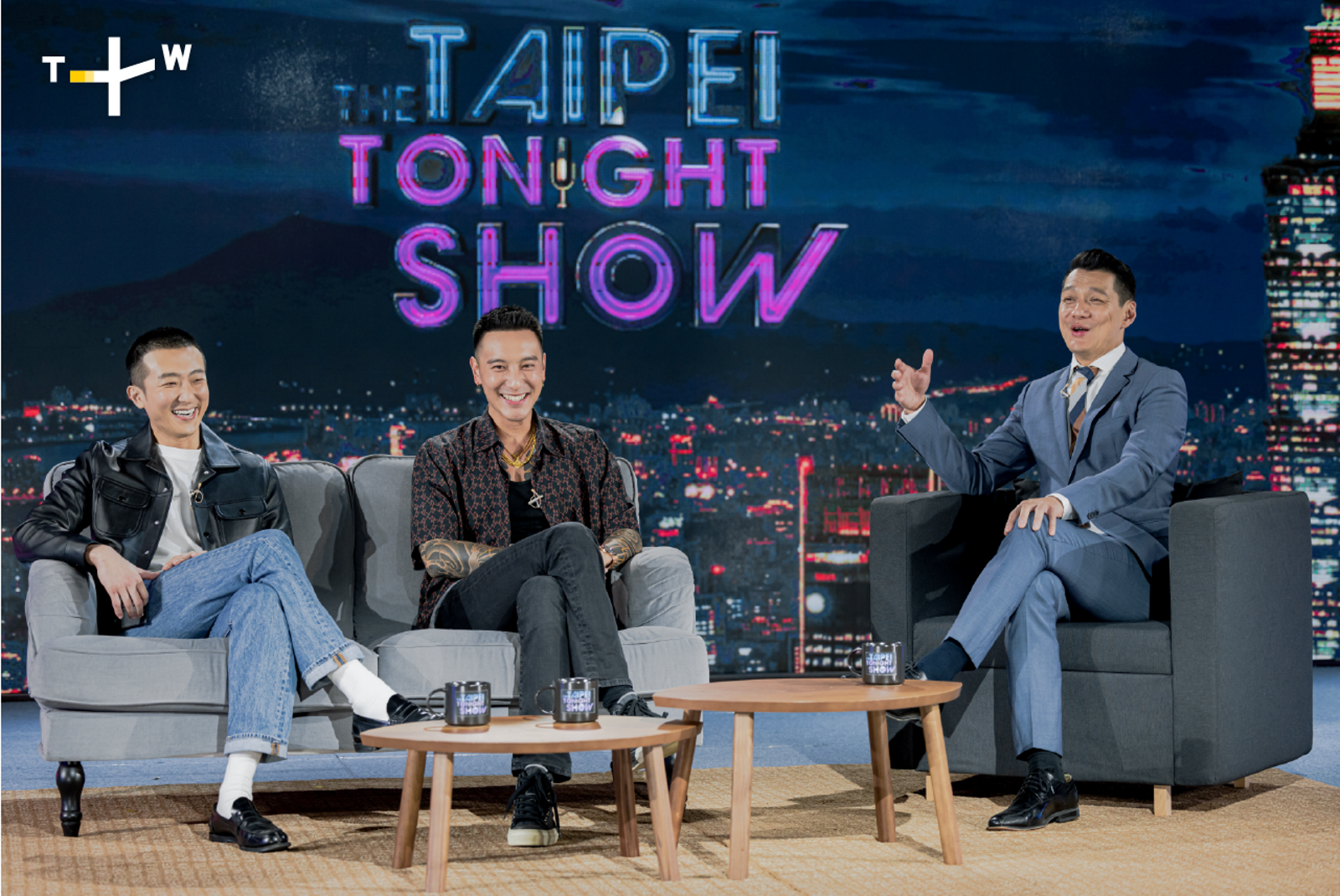 《角頭-大橋頭》雙帥懷秋（左）與王陽明上《The Taipei Tonight Show》聊人生故事。TaiwanPlus提供