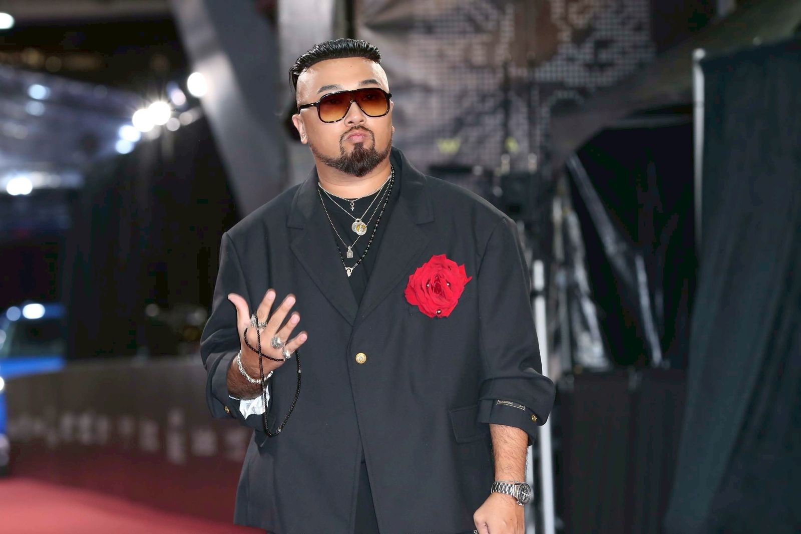 美麗本人帶假髮被老婆吐槽。攝影組