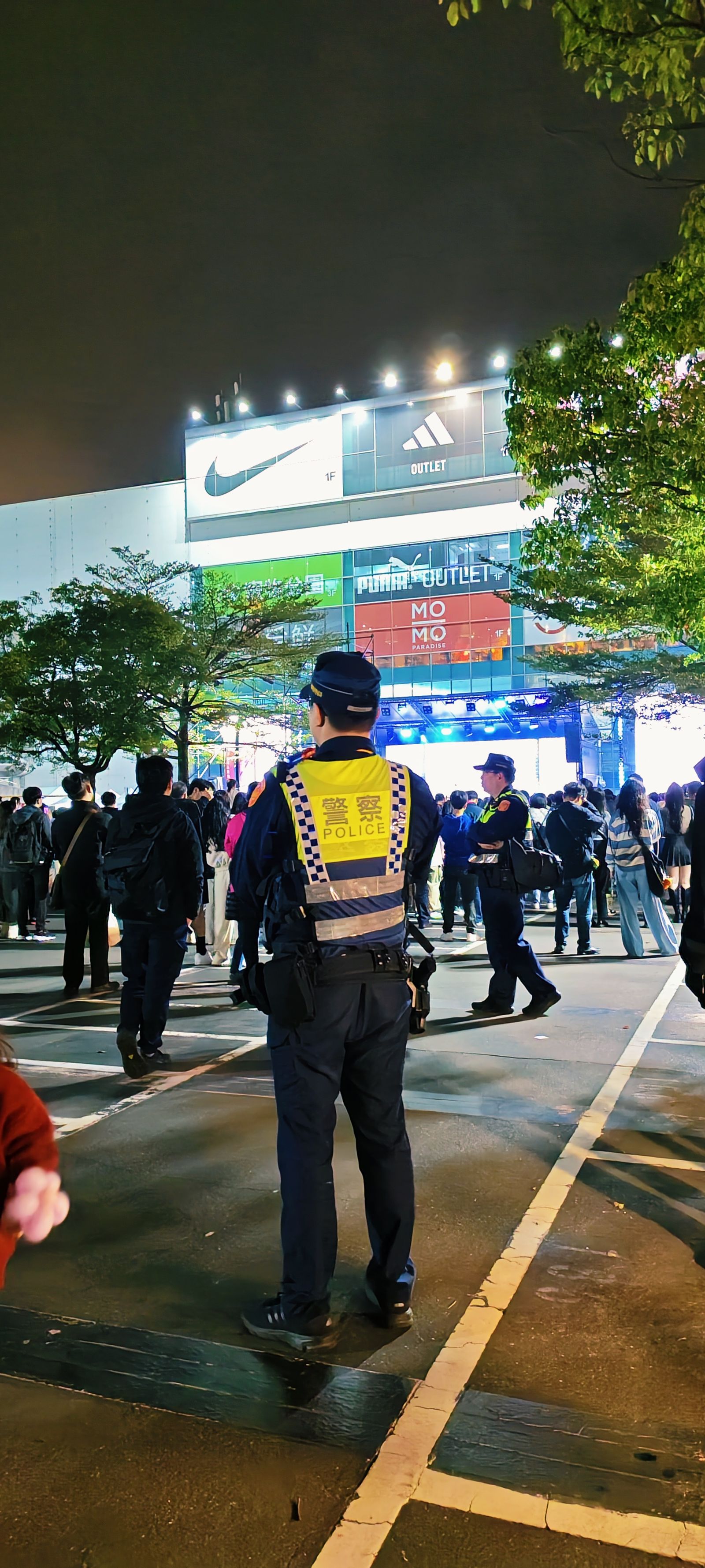 「HOHOHO！唱響平安夜」24日公益演唱會現場加派員警維安。尤嬿妮攝