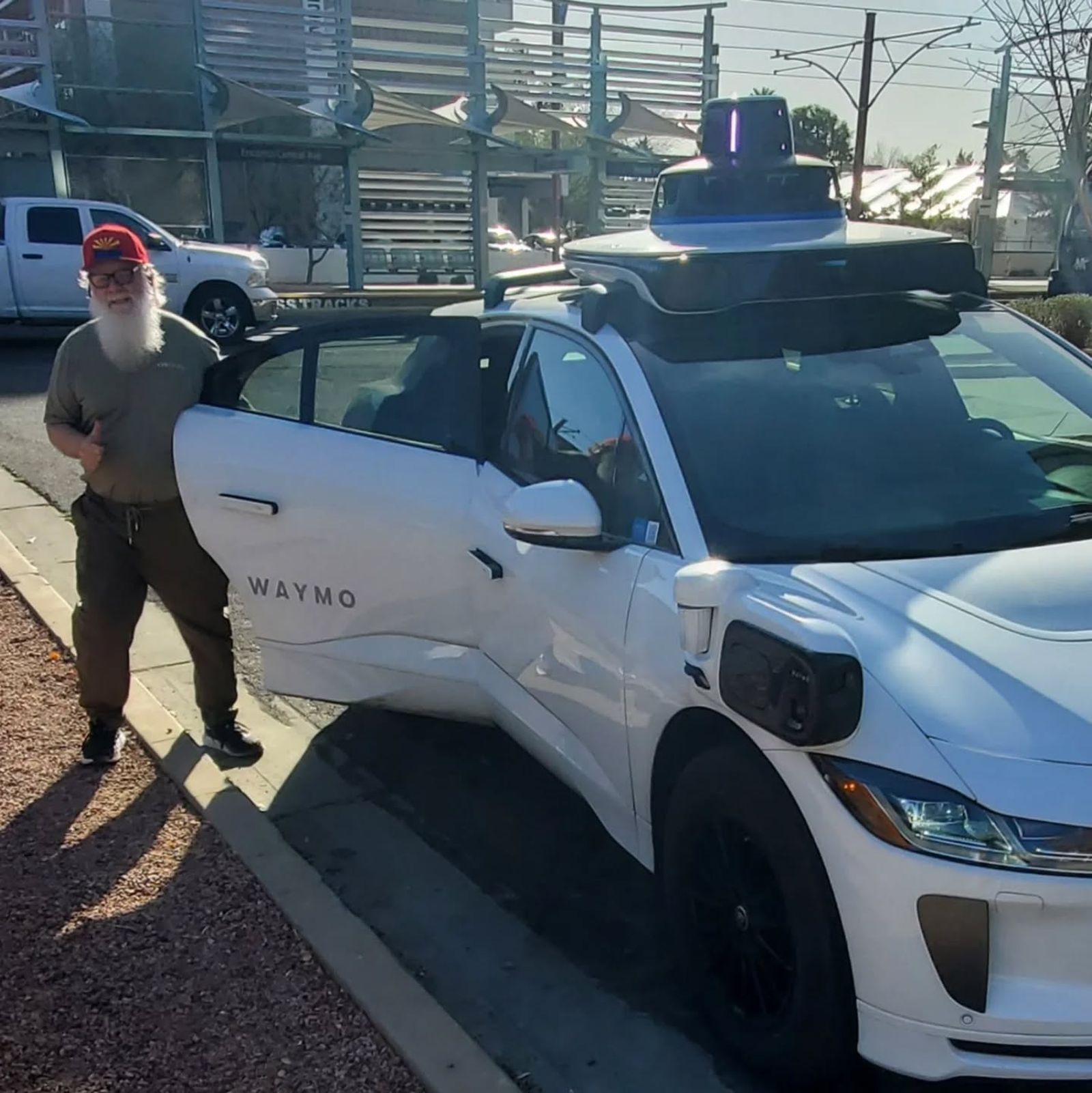 馬斯克怒吼:這樣不OK! Waymo自動駕駛計程車被焚網友炸鍋