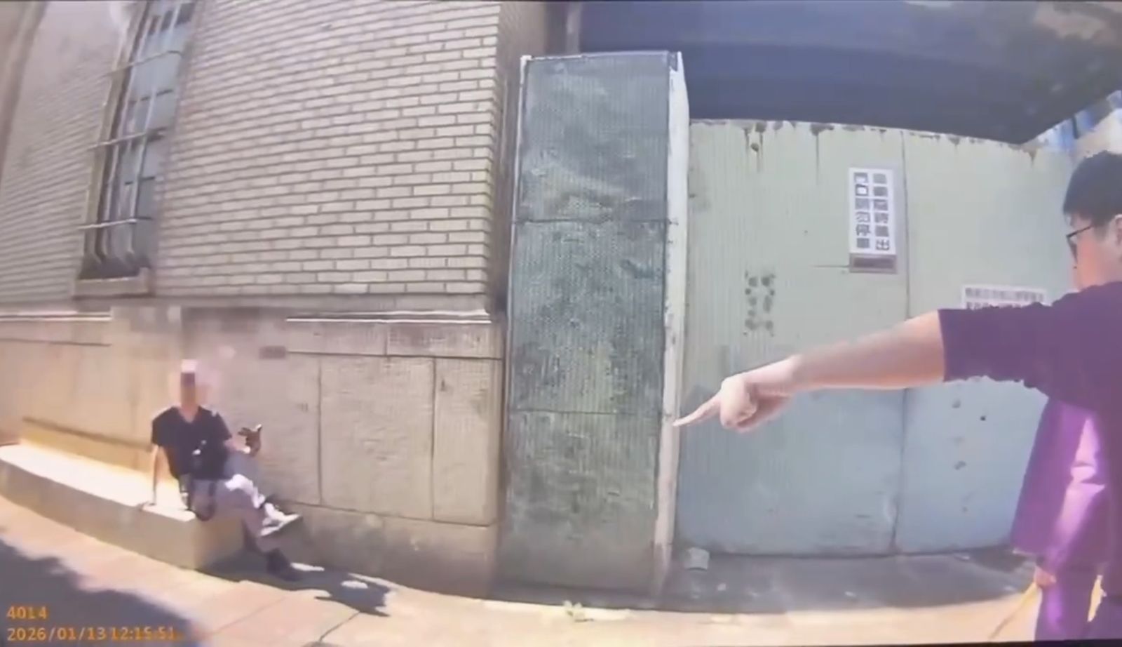 警方獲報總統府旁、台銀後門有人揮刀，立刻到場將人逮補。翻攝畫面