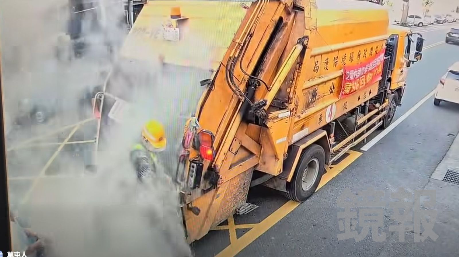 民草屯清潔隊員瞬間被粉塵吞噬，畫面嚇人。翻攝草屯人臉書社團