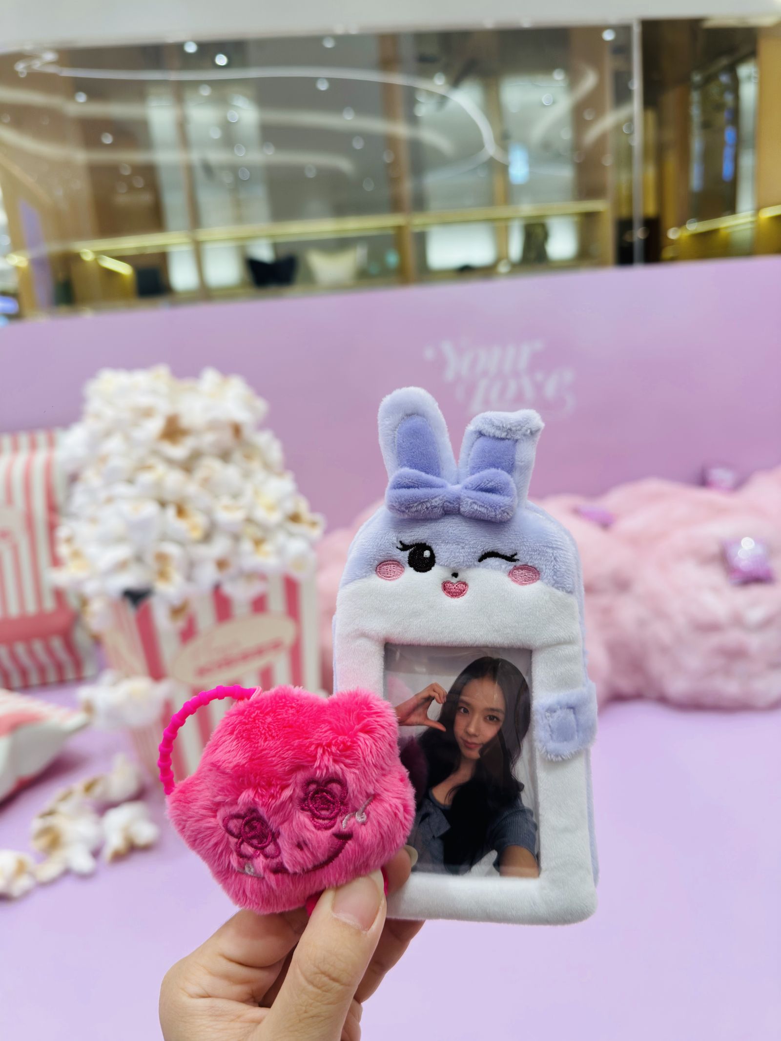 Jisoo的聯名商品快閃店還原〈Your Love〉甜蜜又浪漫的氛圍。寬寬提供