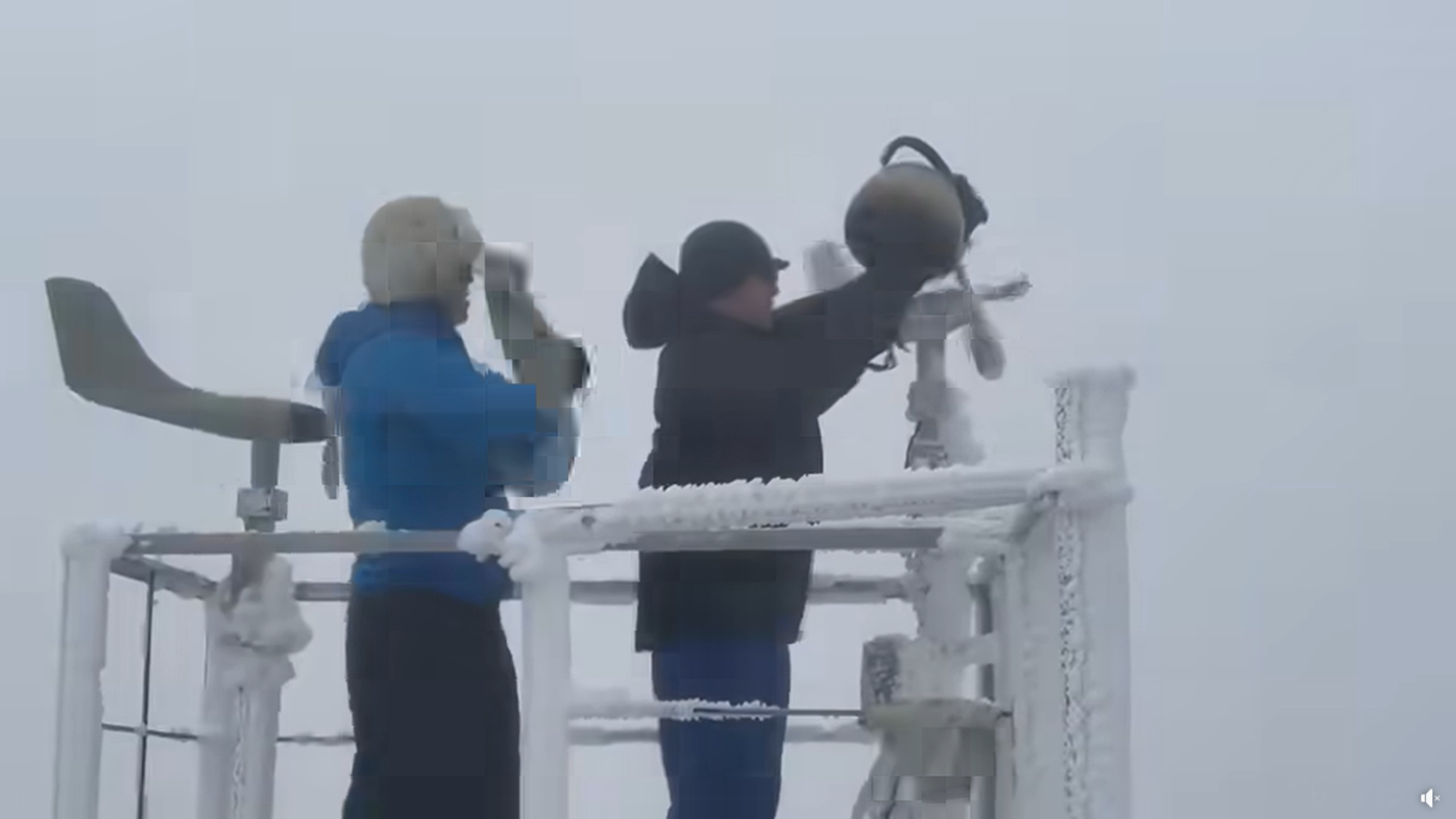 玉山氣象站「儀器結冰」　觀測員除冰過程曝光！網敬佩：好辛苦