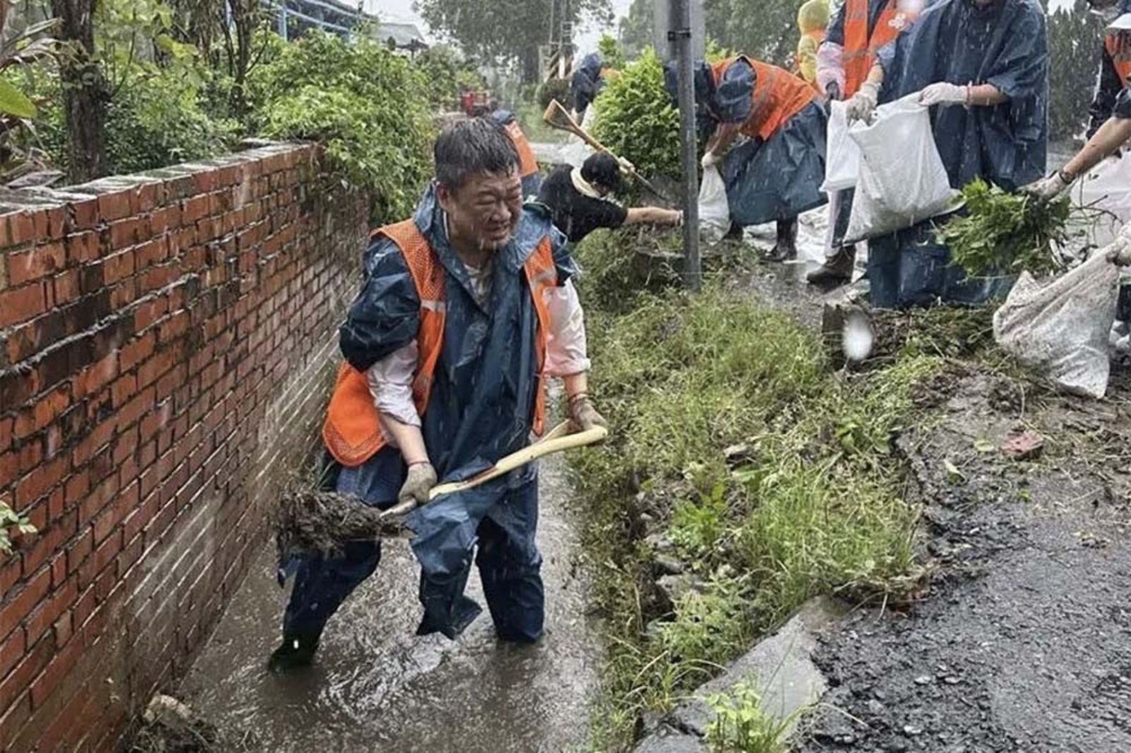 帶頭挖水溝清淤挨批作秀　何博文反擊：別用嘴巴治水救災