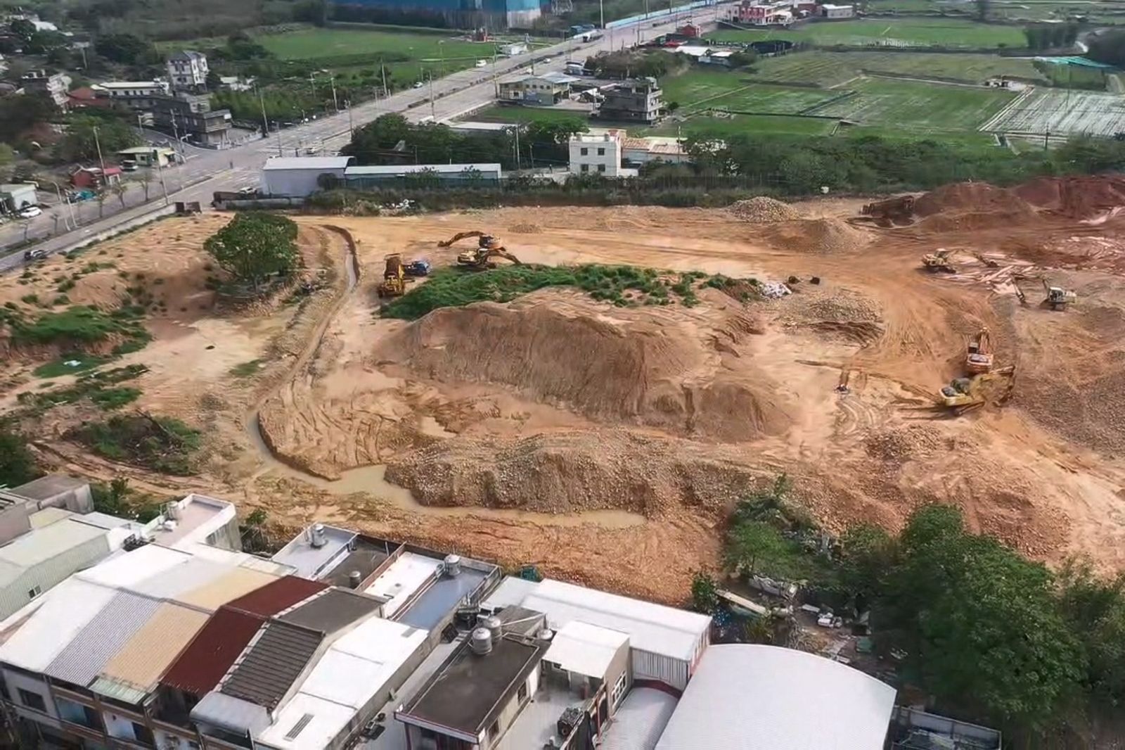 淹水元凶抓到了！　苗栗暴雨泥流猛灌社區民宅「如瀑布」　違法土方開發案場被法辦