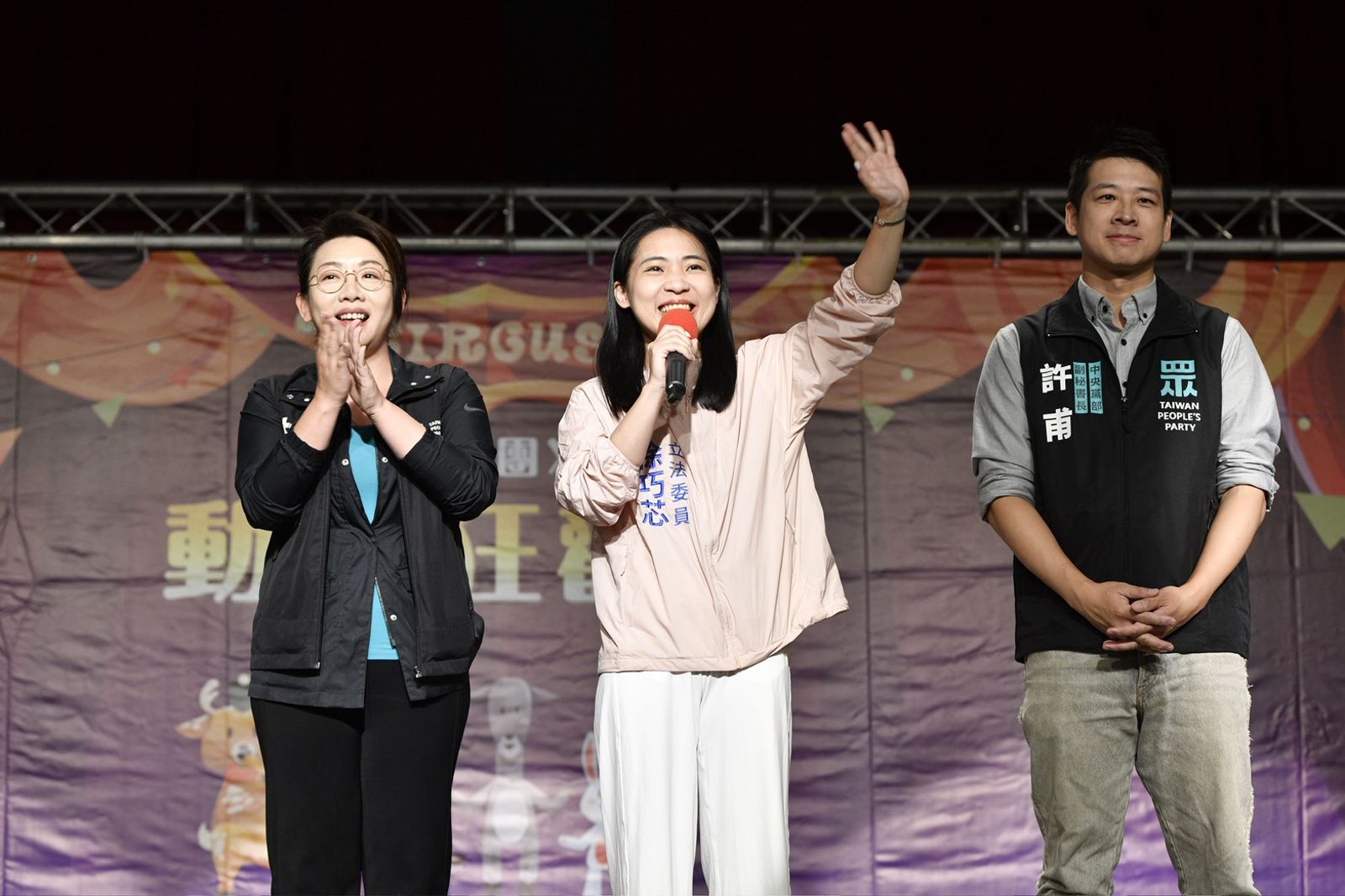 徐巧芯合體民眾黨辦活動遭嗆　支持者幫腔反擊「大罷免大翻車」