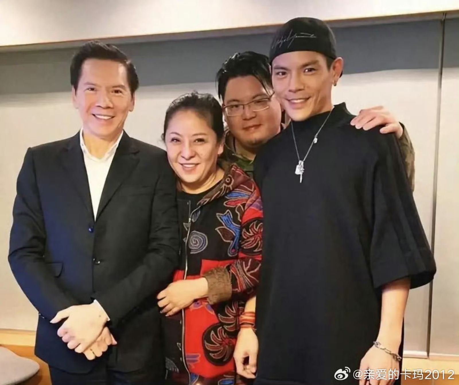 向華強（左起）與向太陳嵐兩個兒子向佑、向佐。翻攝微博