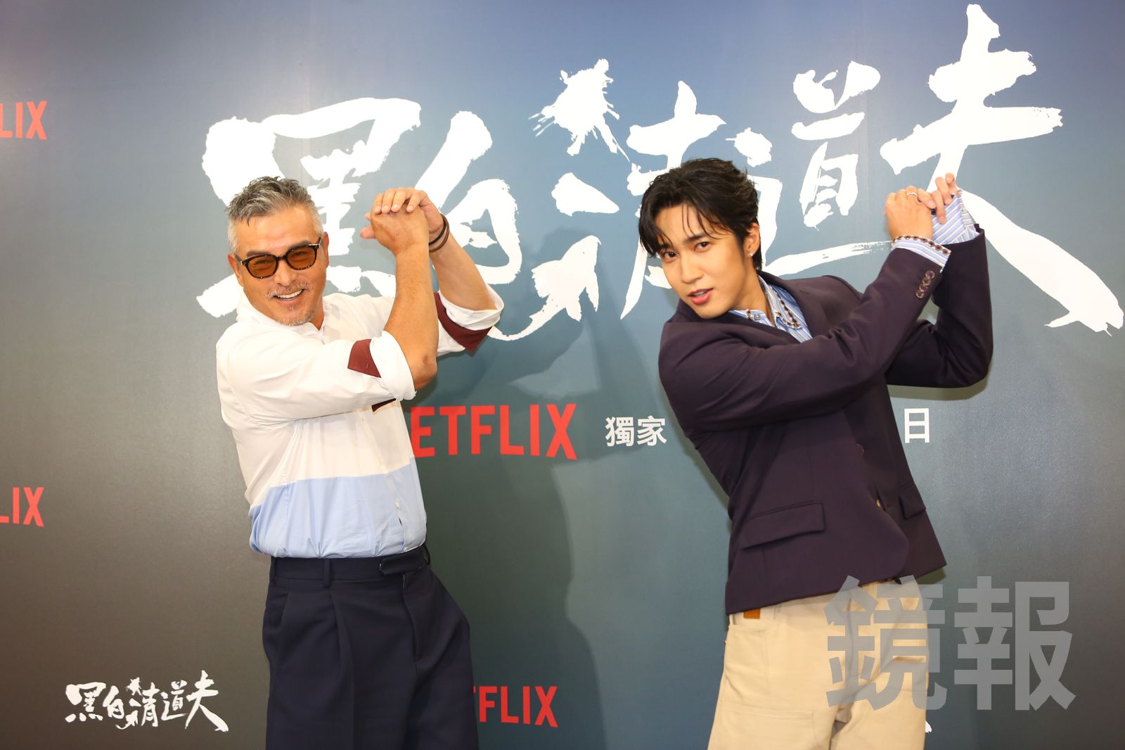 李銘順(左)、婁峻碩拍攝《黑白清道夫》時以高爾夫球為話題。姜永年攝