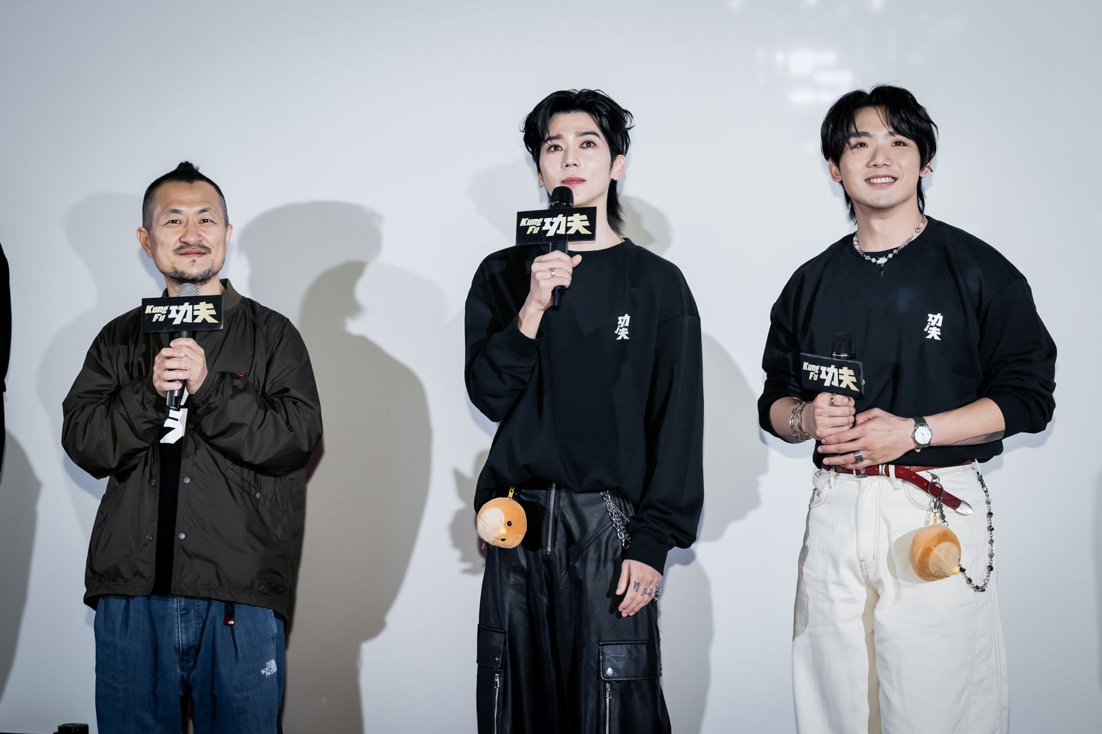 《功夫》導演九把刀（左起）、Bii畢書盡、徐暐翔出席電影主題曲獻唱場。麻吉砥加提供