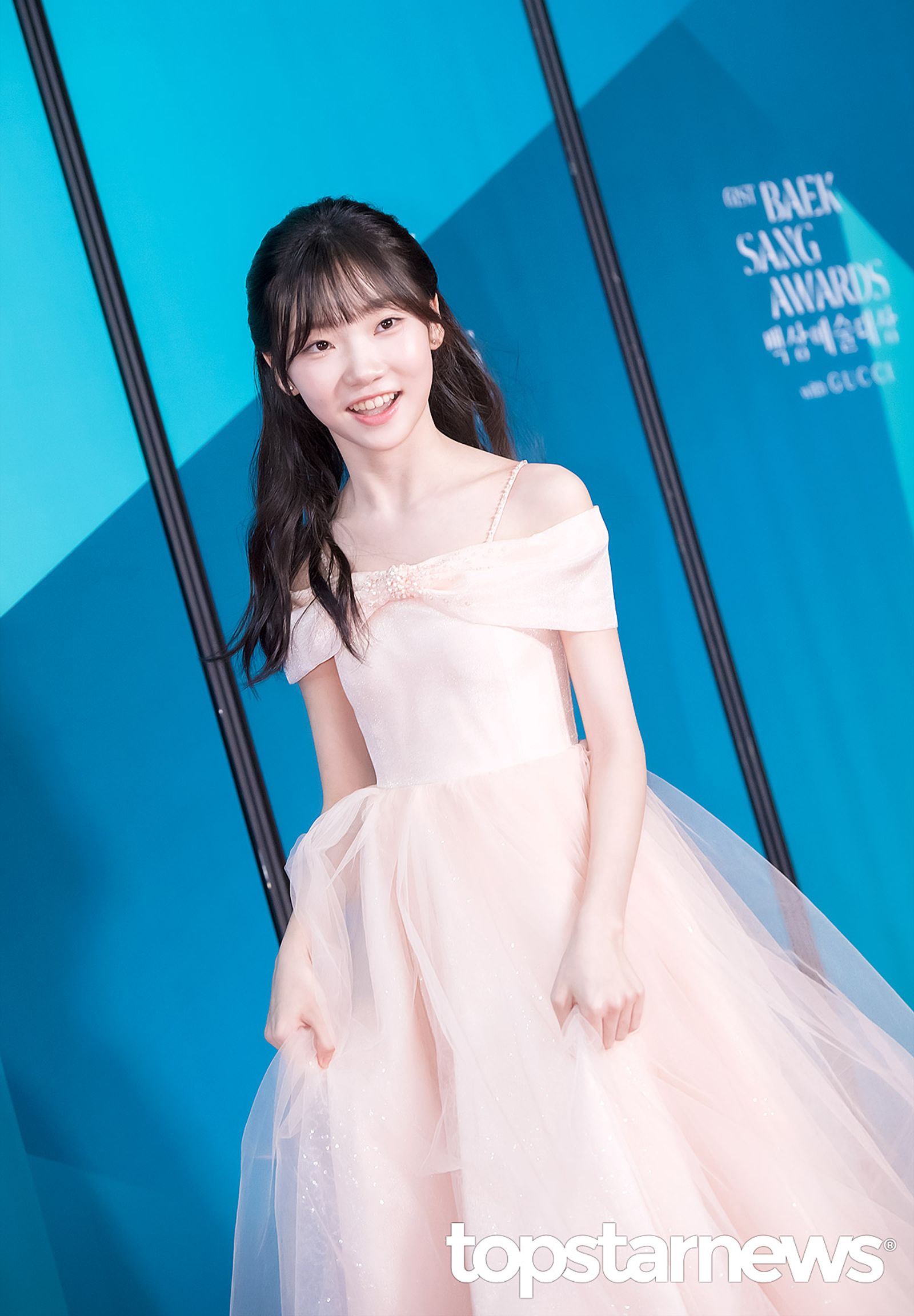 金泰妍的禮服是IU幫她挑選的。翻攝NAVER