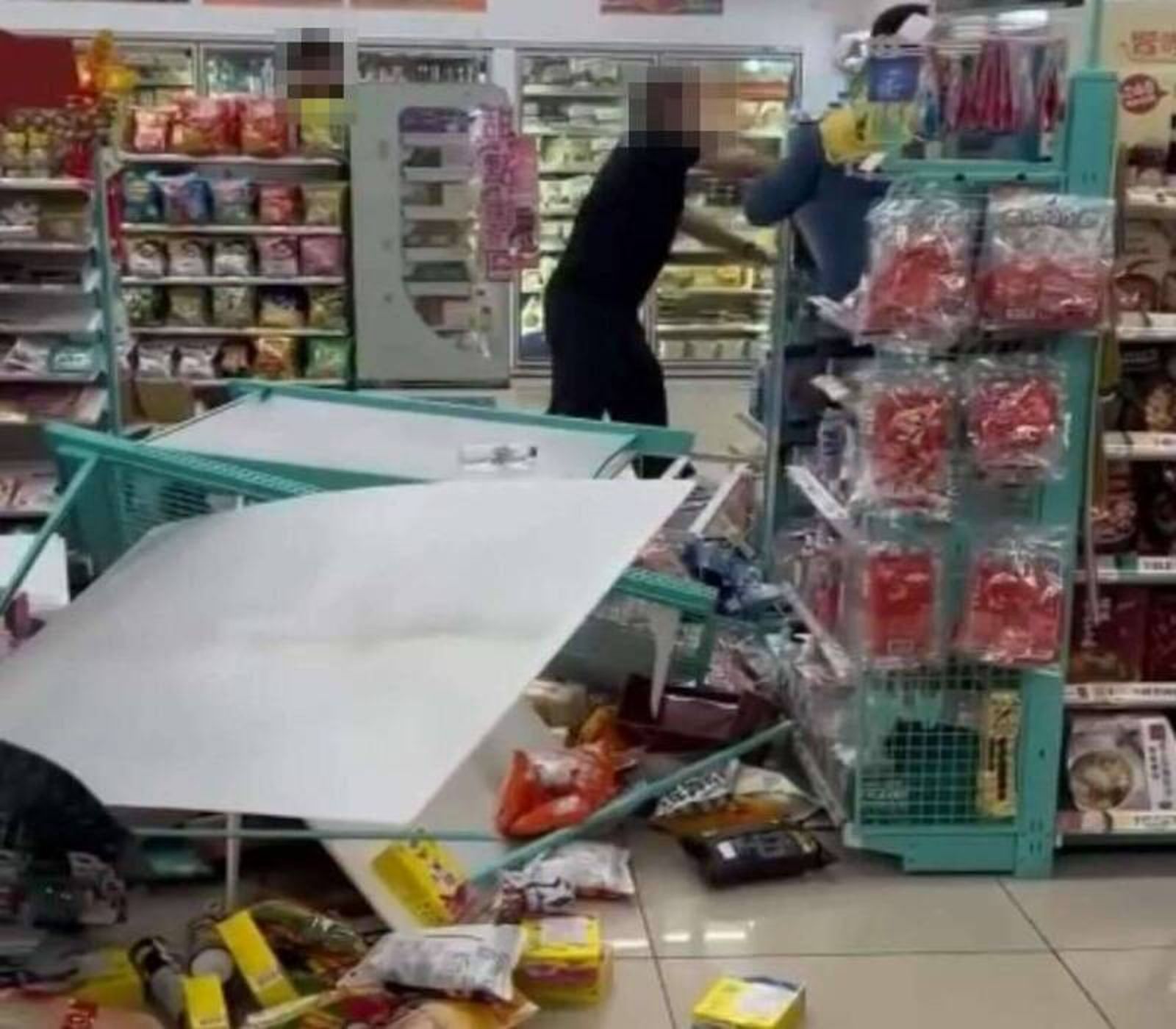 醉男闖彰化超商猛砸店內設施 損失估80萬元 警逮人帶回法辦