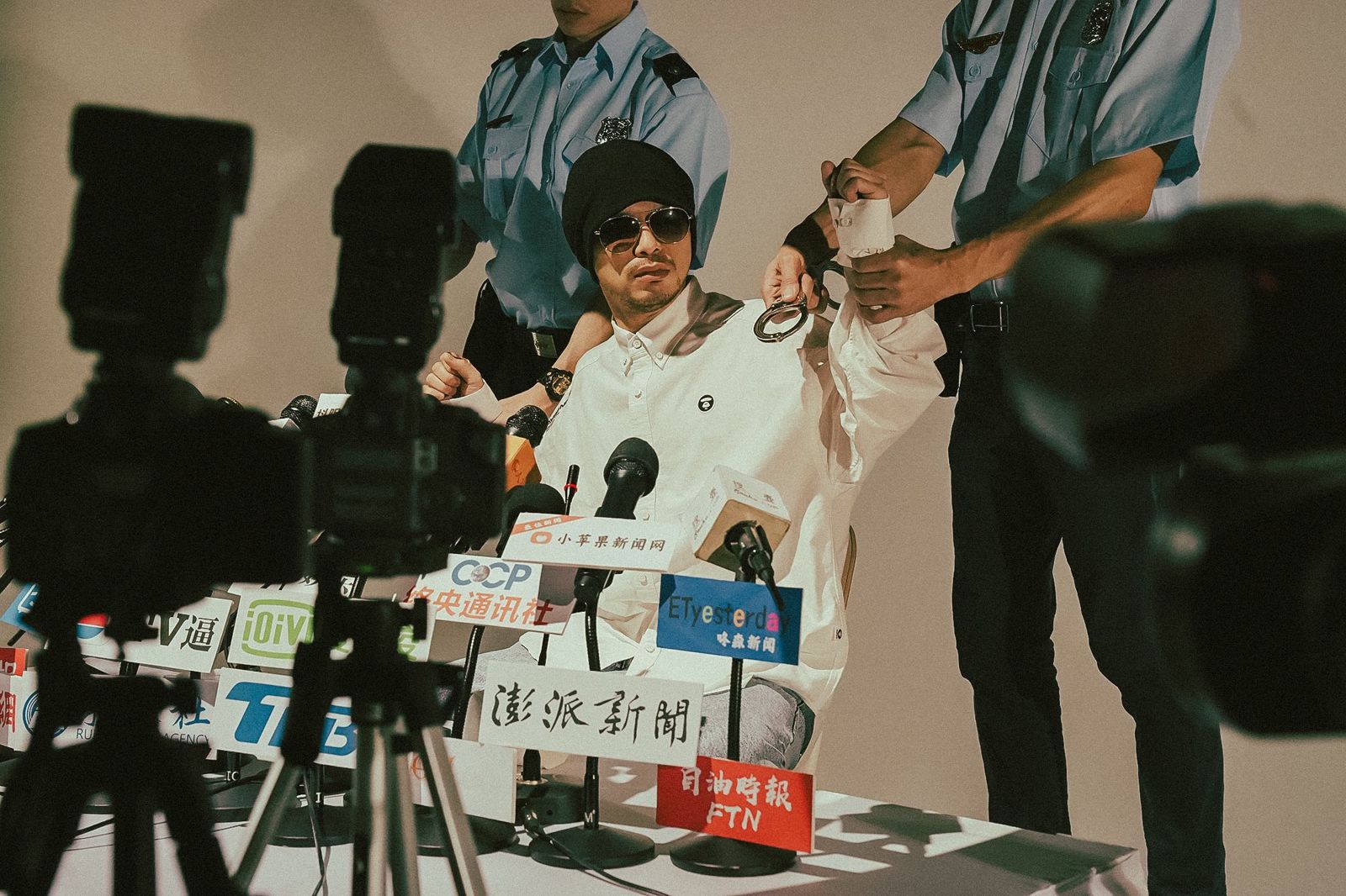 黃明志常透過歌曲發聲,也曾Kuso被警方逮捕的畫面。翻攝FB@Namewee 黃明志