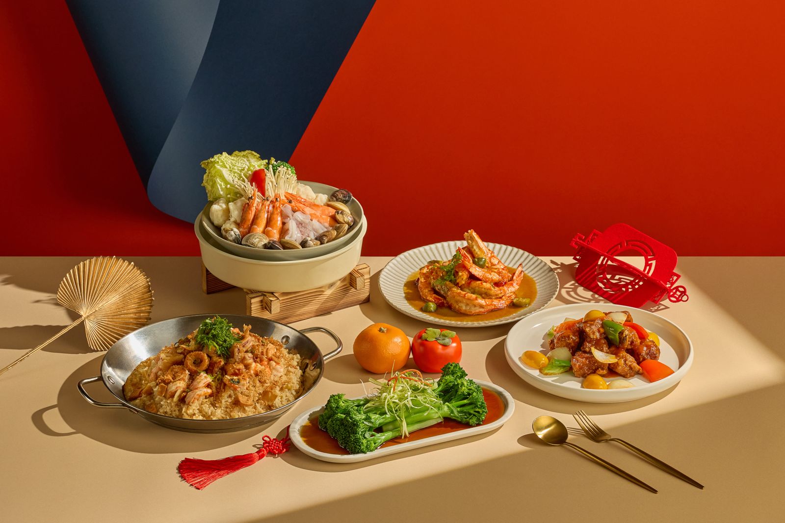 「金色三麥」的外帶年菜 A 套餐從青花筍到金湯鍋，層層堆疊新春風味，輕鬆加熱即可在家打造儀式感滿滿的年夜飯。（2,999元／套，金色三麥供圖）