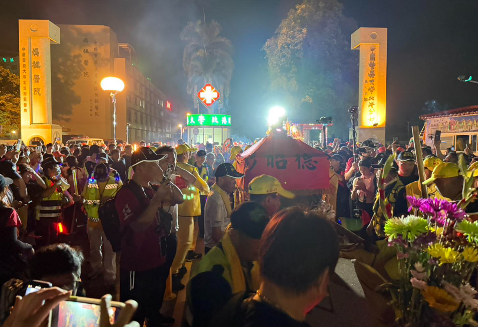 白沙屯媽祖吸數10萬人！他驚「不用上班的人真多」　網笑：假請好請滿