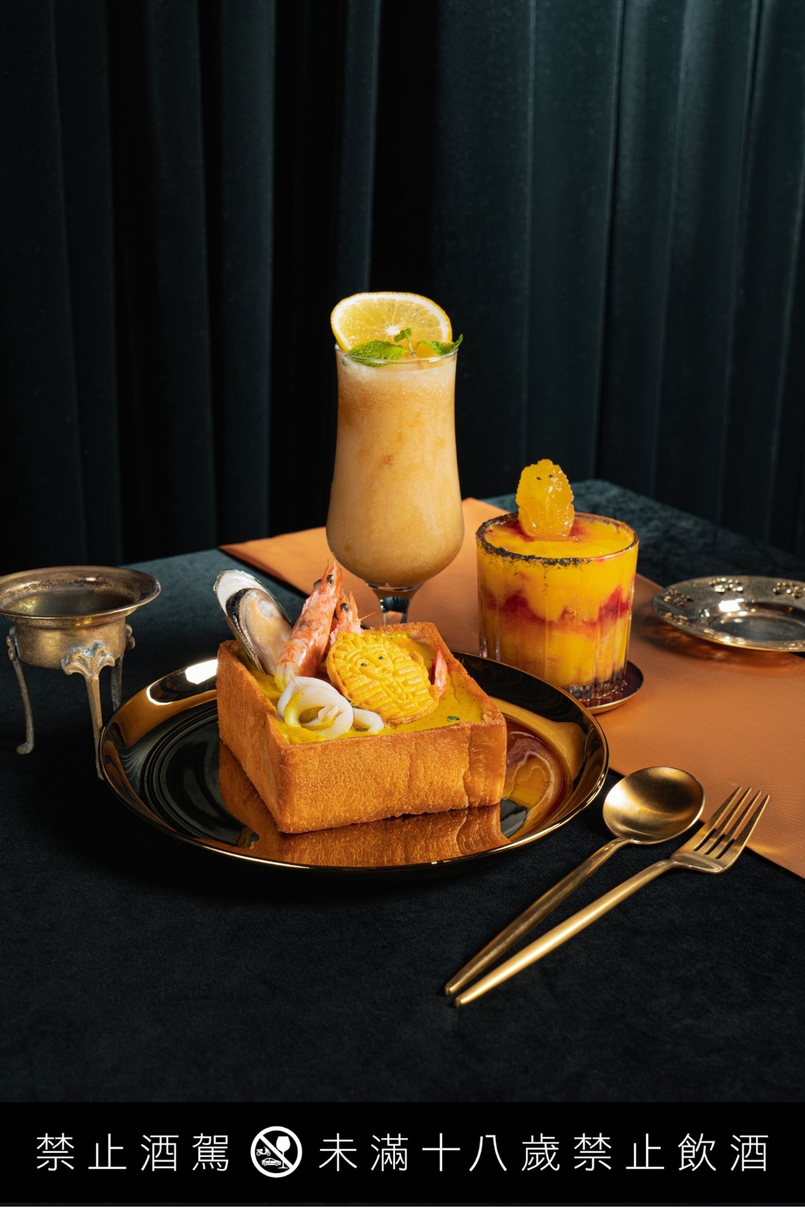 「法老王海鮮棺材板」以台南小吃棺材板為靈感，厚切吐司盛裝香料海鮮濃湯，搭配法老王造型黃金餅乾，將古埃及意象轉化為吸睛又趣味十足的餐桌亮點。（320元／份，金色三麥供圖）