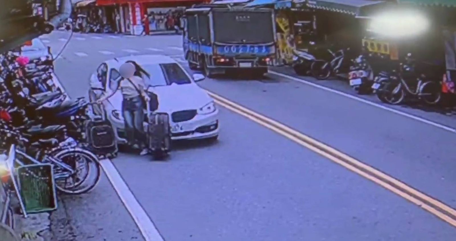 有片/超驚悚!女業務拖兩大行李箱黃金到宜蘭洽公 竟遭歹徒駕BMW當街撞倒行搶