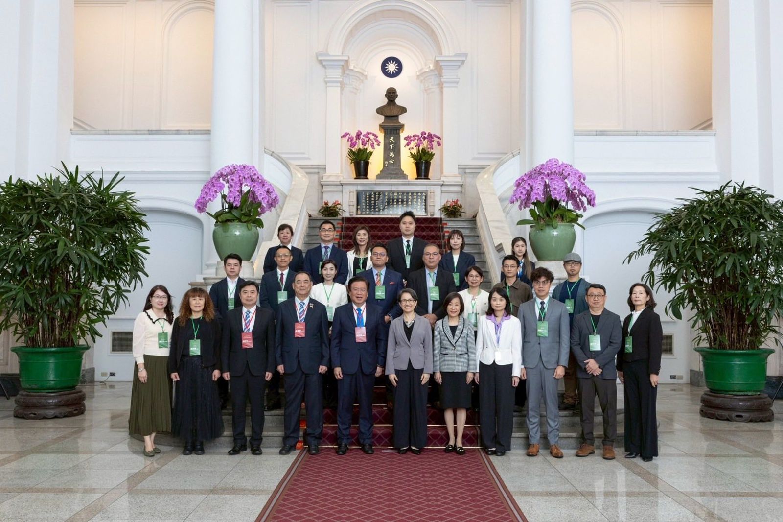 第79屆商人節金商獎獲得「優良老店」、「菁英老店」的老字號傳承者們。圖/翻攝自林源美香店