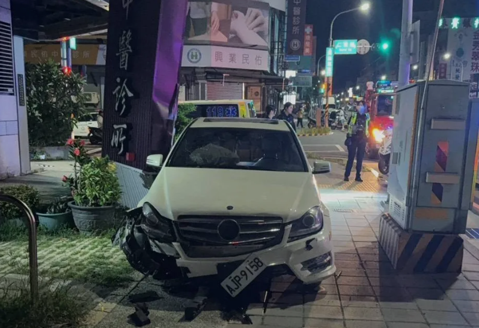 拒檢甩尾撞進診所　嘉義男車藏3槍67彈、喪屍菸彈遭羈押