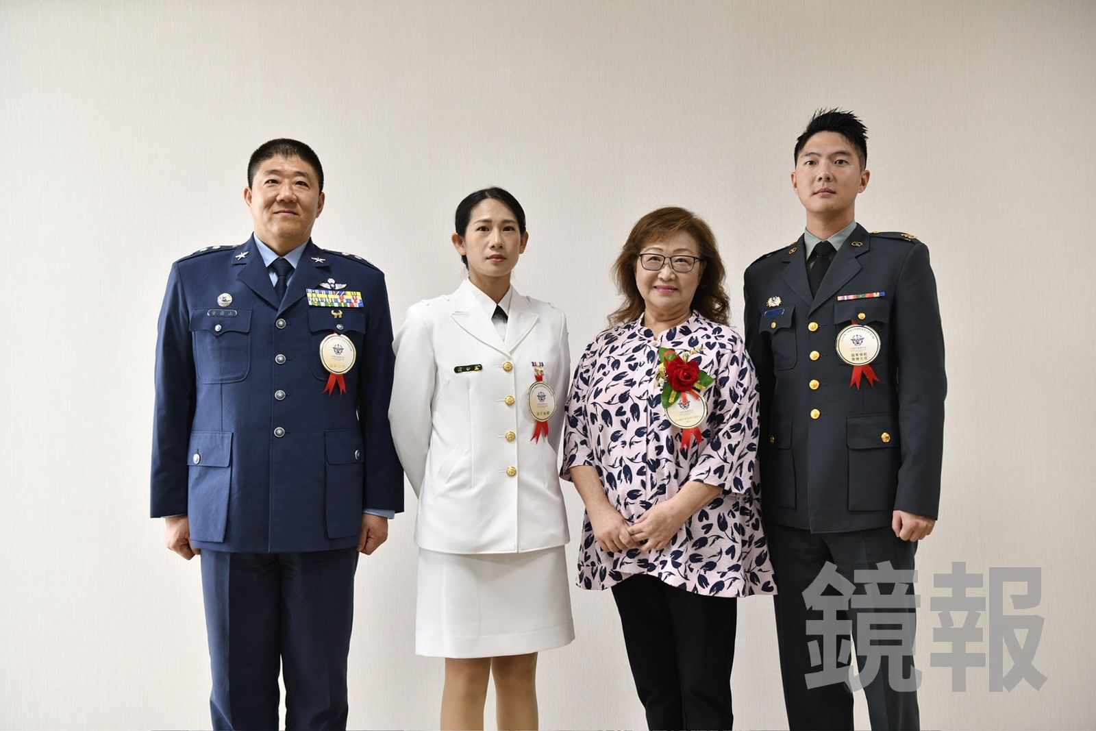 第五戰術混合聯隊督察科科長董鼎山、海軍146艦下士翁如意、漢聲廣播電台新聞員徐嬿、戰車營第一連連長傅鼎超（由左至右）接受表揚。（圖／李智為攝）