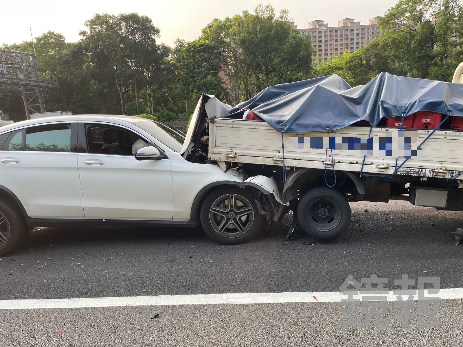 大貨車釀國道7車連環撞　賓士車頭慘成「開口笑」
