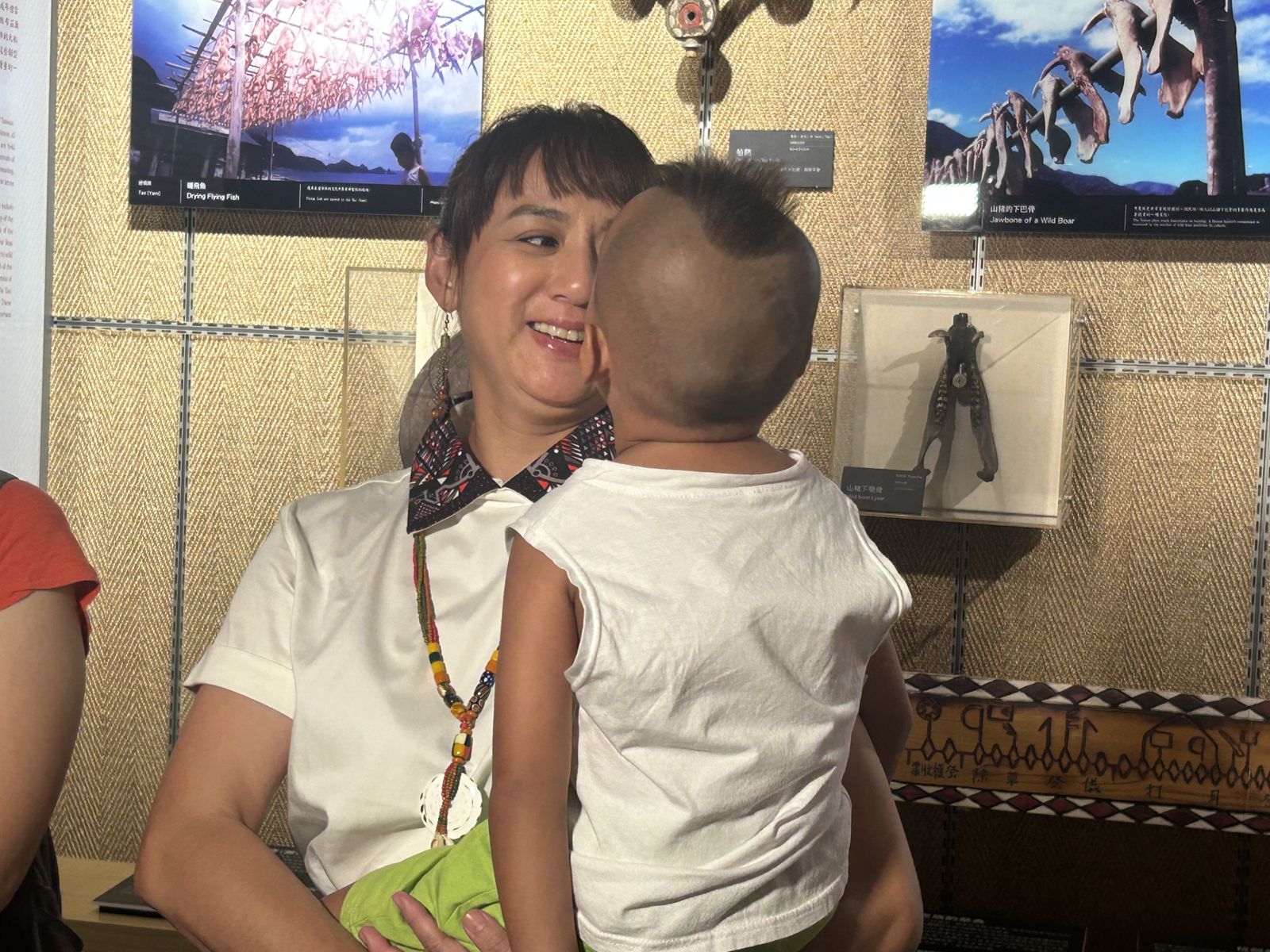 高蕾雅帶著兒子來參加活動，互動溫馨。吳昕蓓拍攝