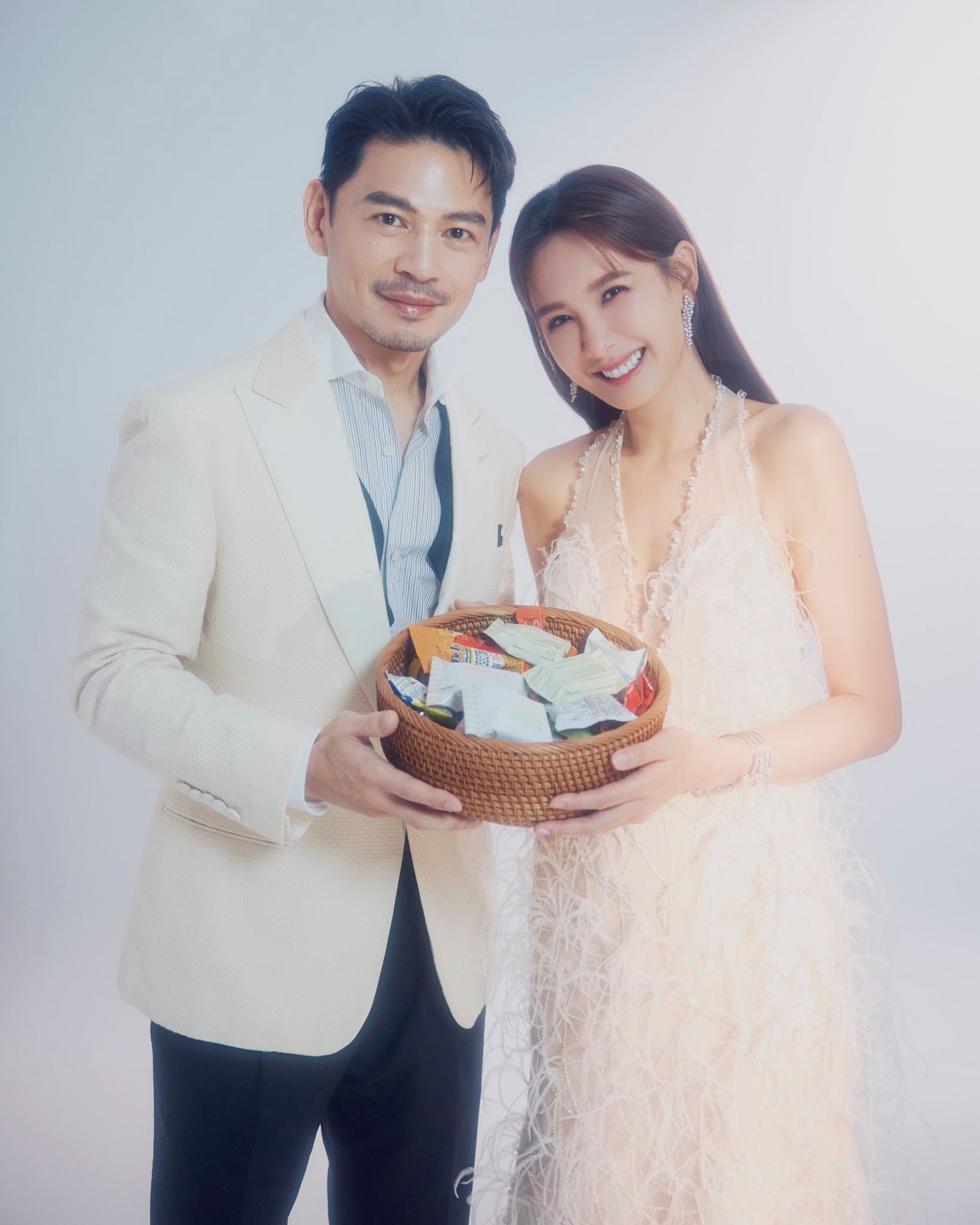 兩人的合照被網友說像發喜糖。翻攝FB@安心亞 Xinya An