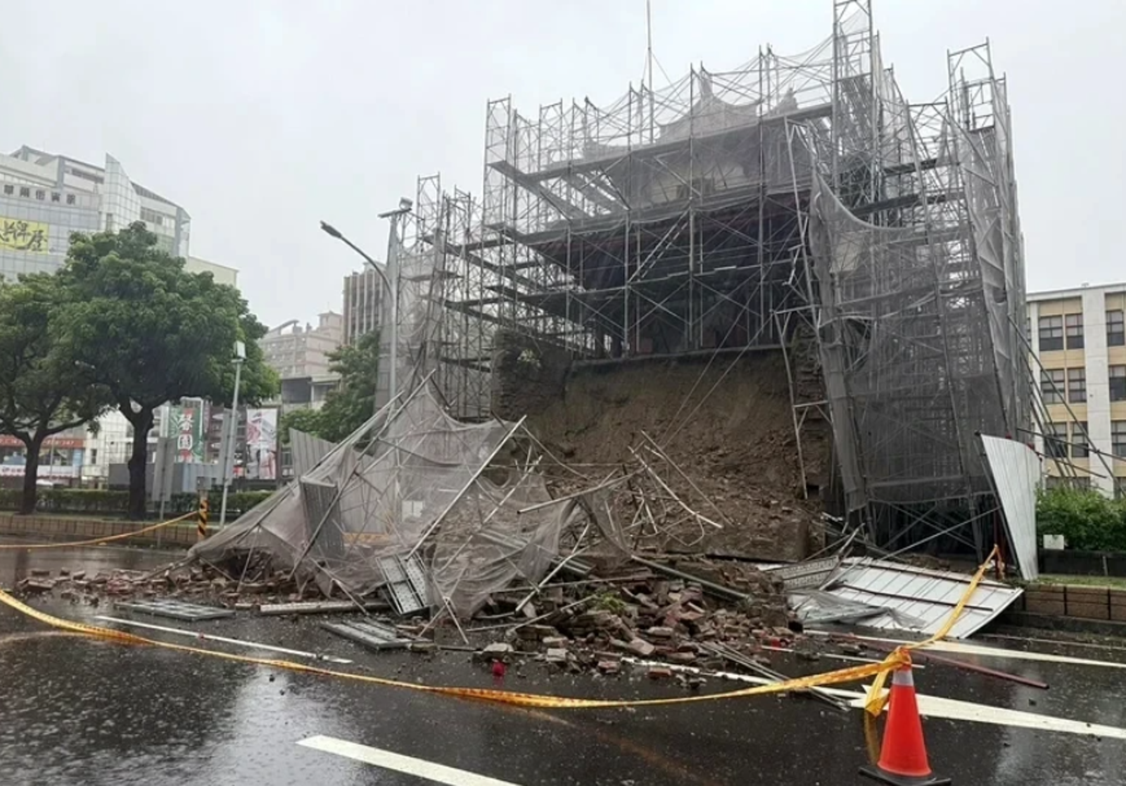 豪雨襲南台/台南古蹟大東門修復工程坍塌 鐵軌積水一度成河
