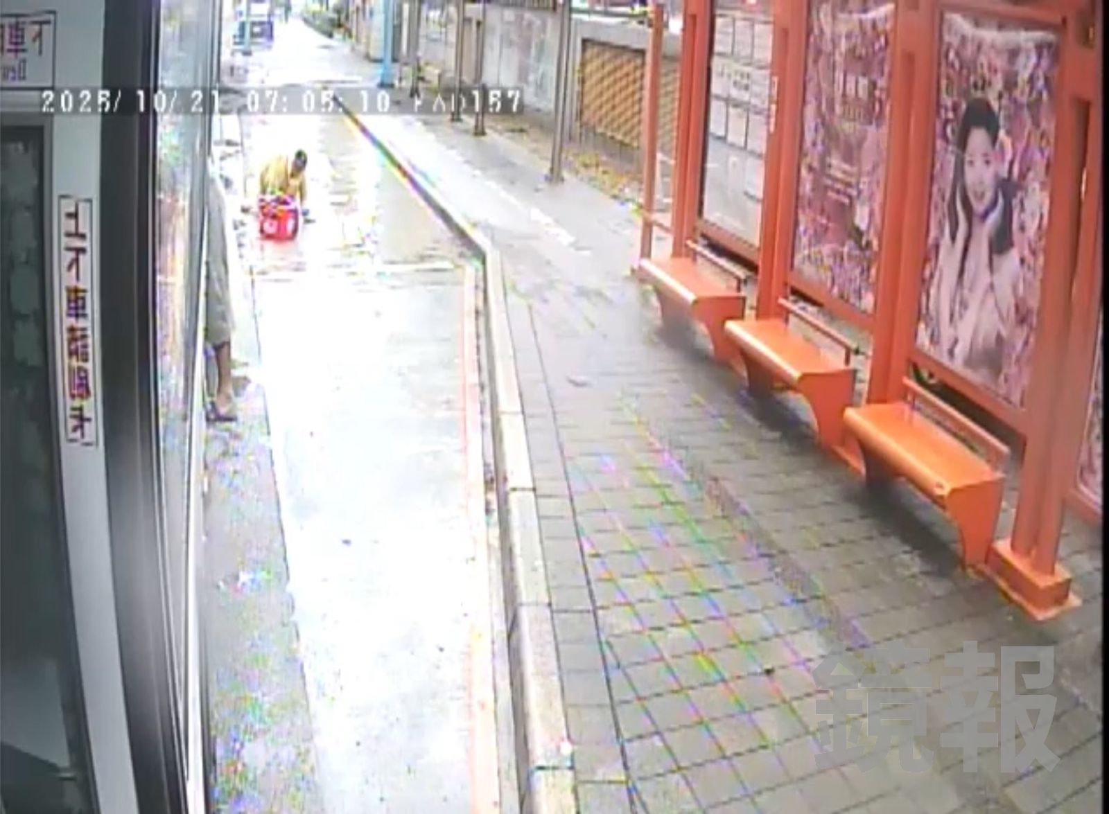 行動不便的老婦人在雨中爬行。翻攝畫面