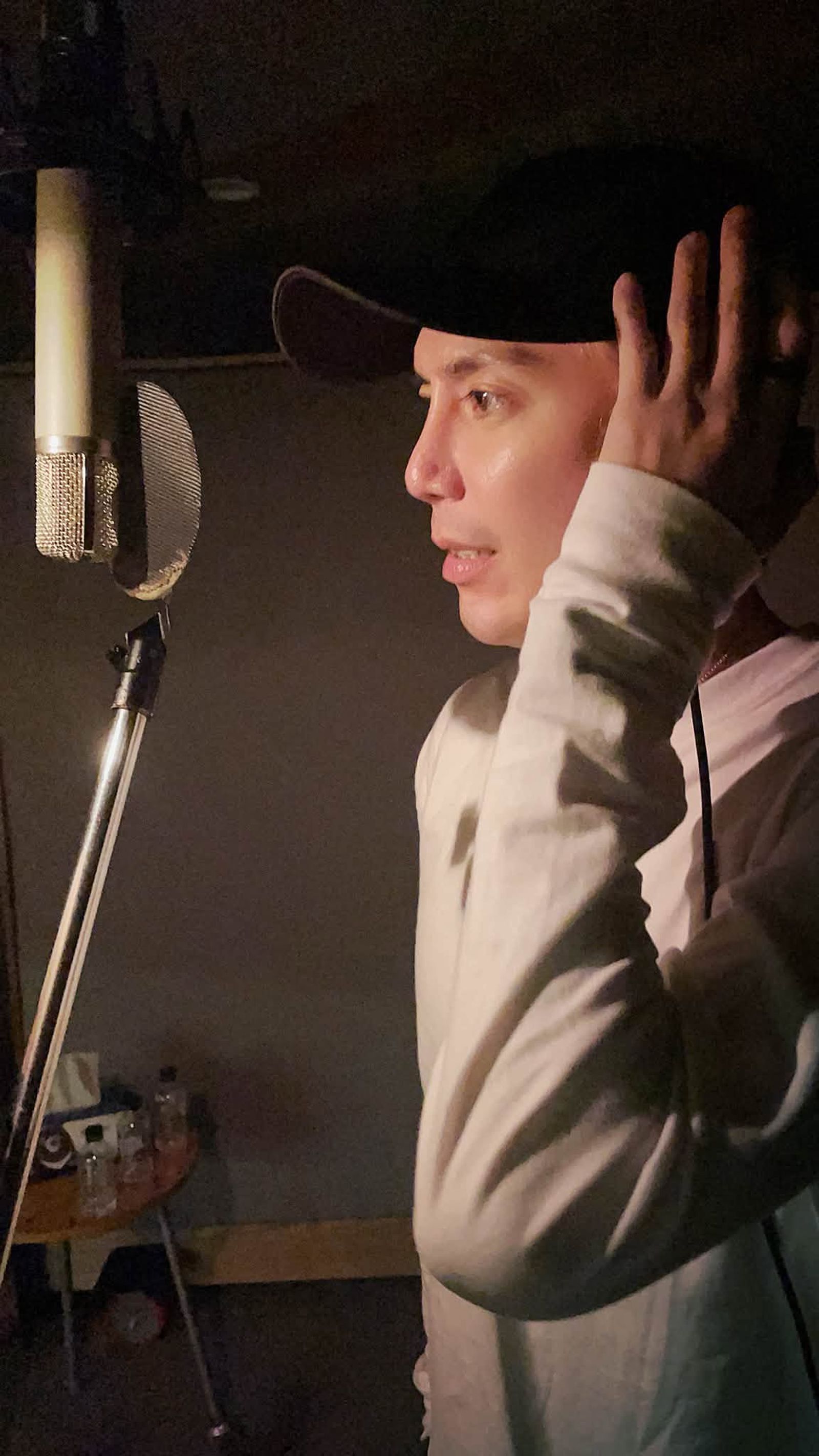 王凱上月才跟好友比佛利提到想發一首屬於自己的代表歌曲。翻攝比佛利臉書