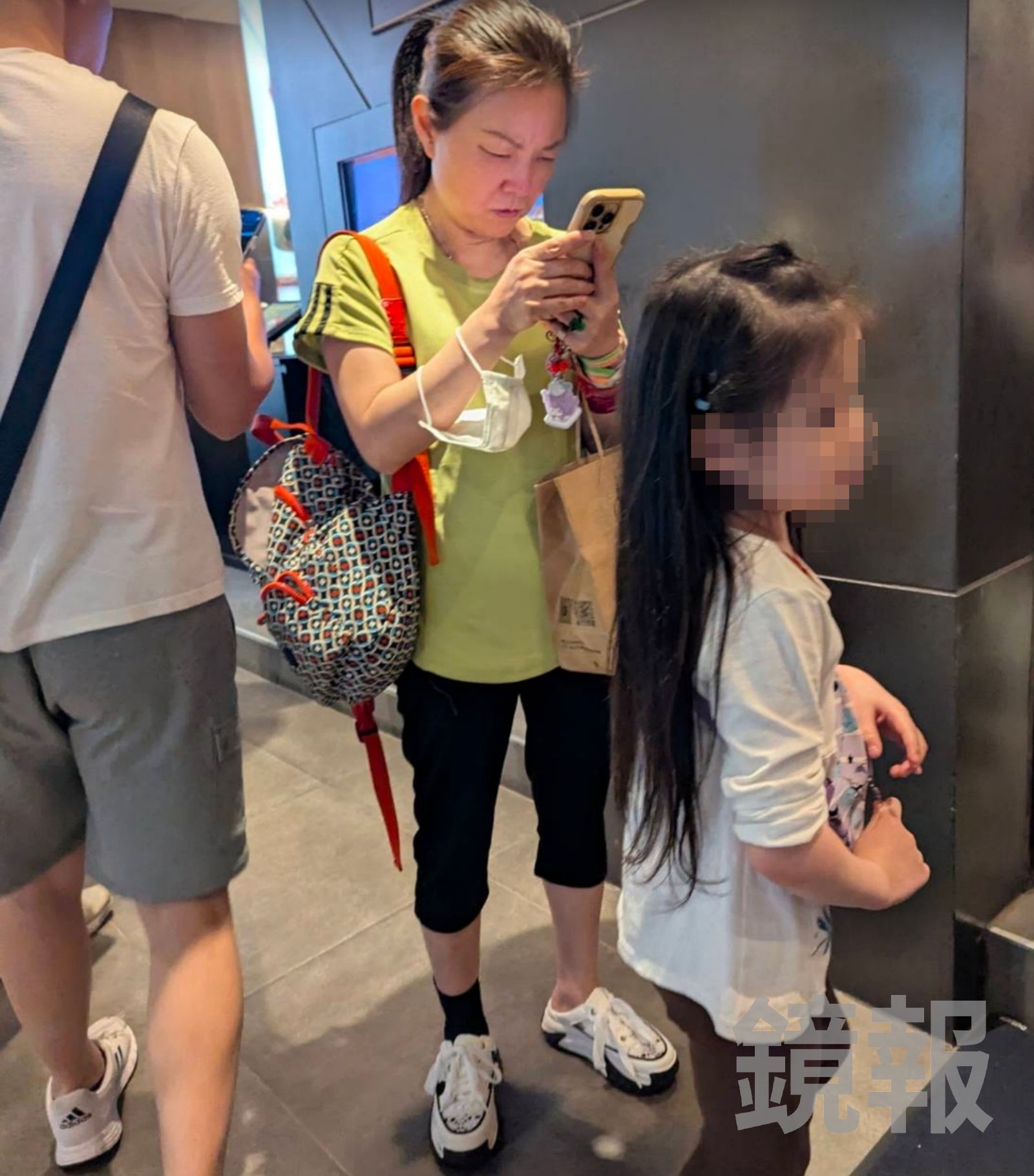 夏禕陪5歲小孫女用餐。讀者提供