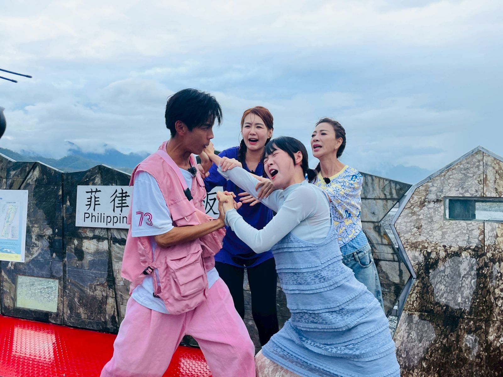 主持群互相推擠。民視提供