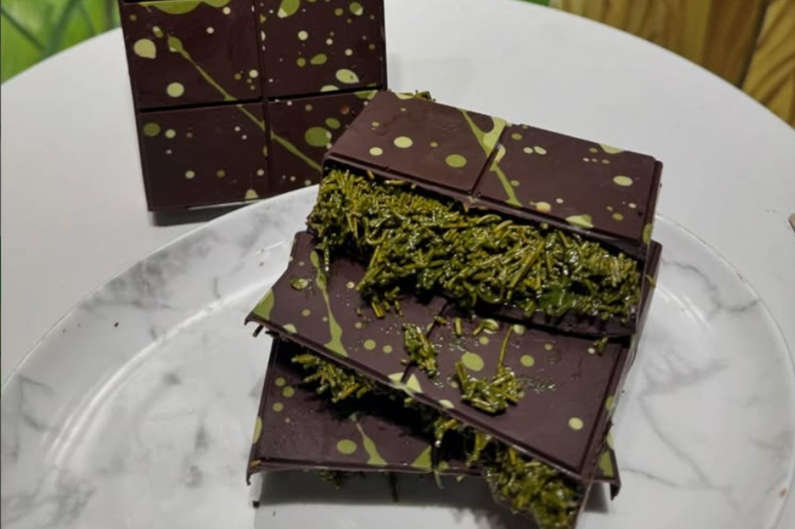 650元杜拜巧克力有鹹味？台中甜點名店遭疑「點心麵當內餡」　業者反擊了