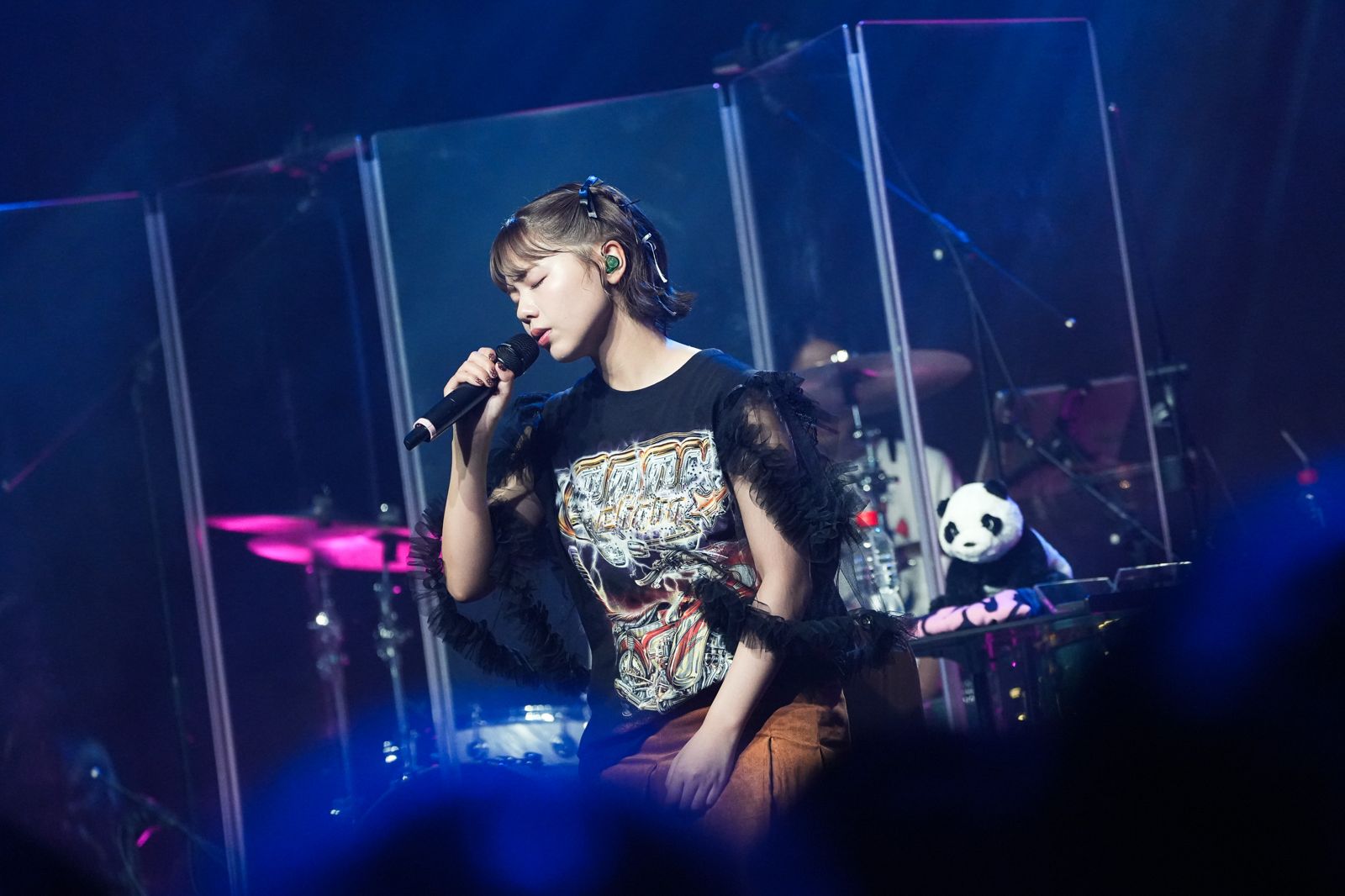 asmi以不插電的演出形式,緩緩唱出內斂又充滿情感的歌曲。好玩國際文化提供