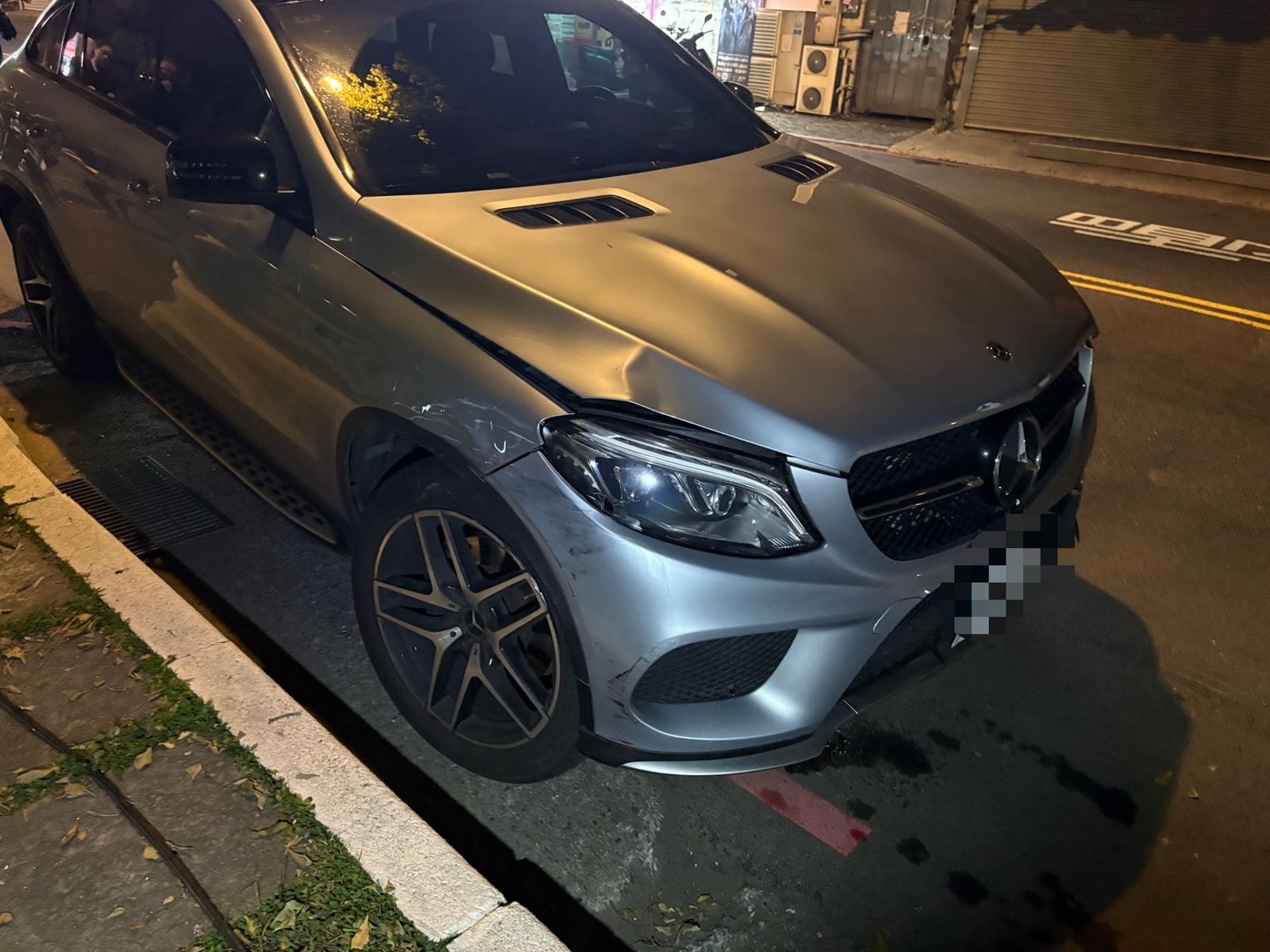 名導周格泰驚傳酒駕撞車!賓士連撞2車「車頭損毀」 現場飄酒味...警揭免送辦真相