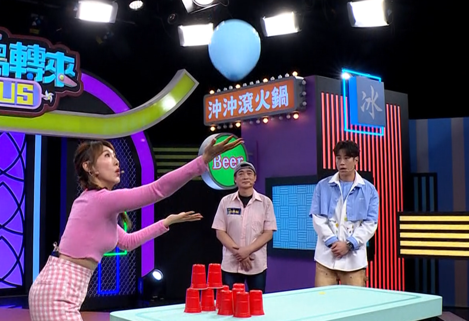 謝金晶為了送媽媽好禮,全神貫注在遊戲上。公視台語台提供