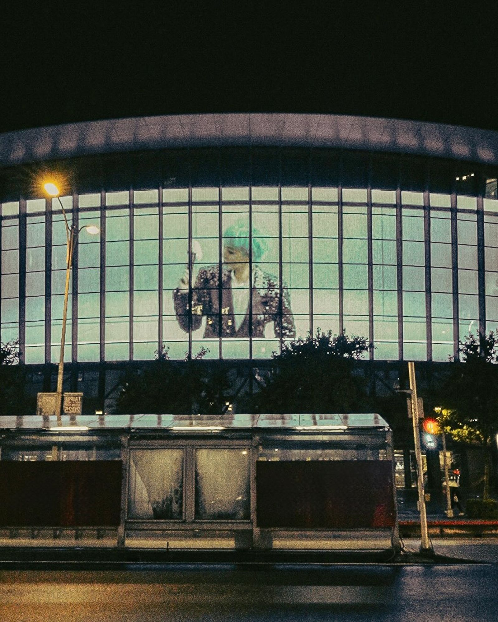 GD的廣告搶先演出先行登上小巨蛋。翻攝主辦社群