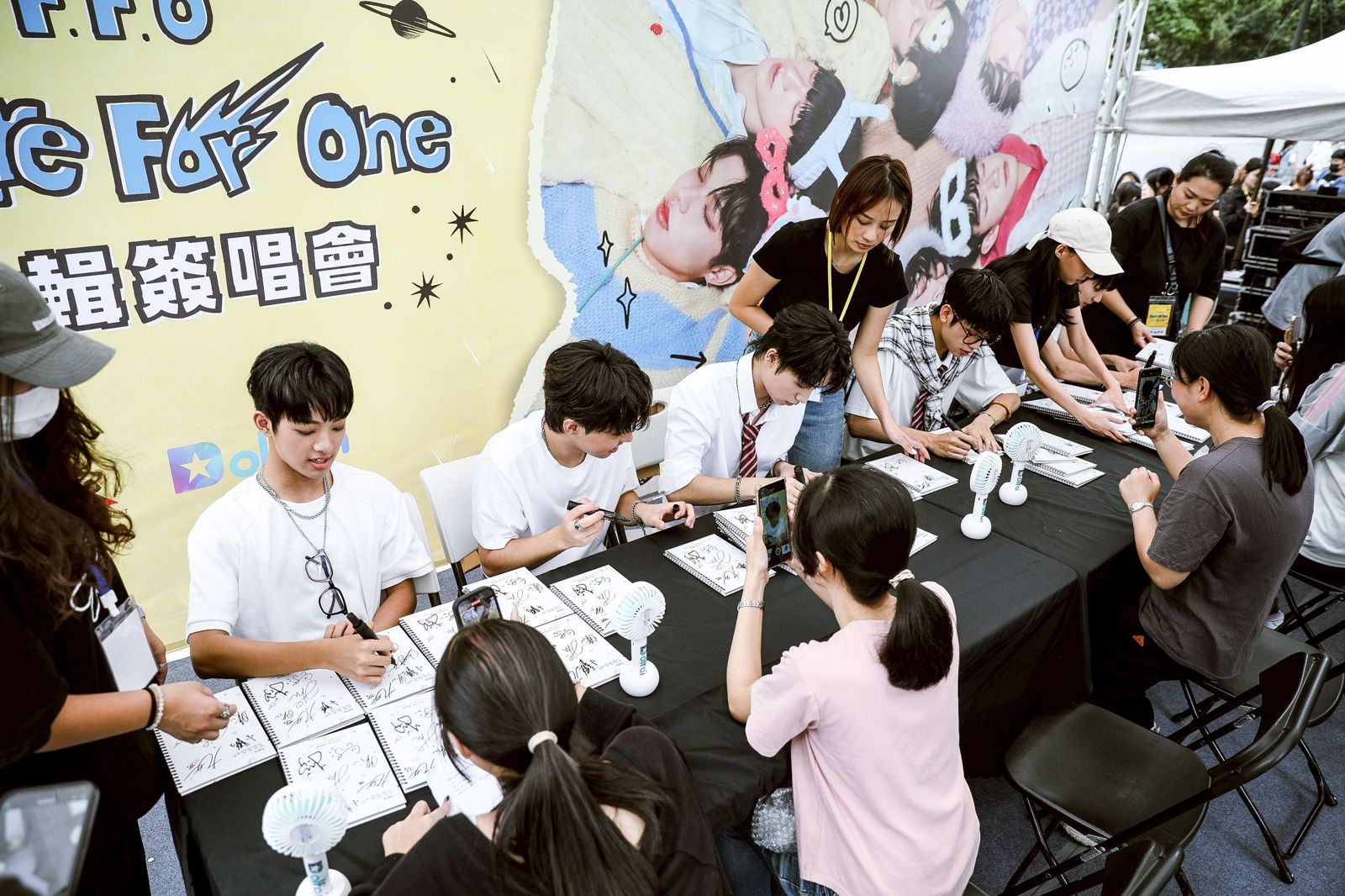 男團F.F.O今6日在信義區舉辦簽唱會。鄒保祥攝