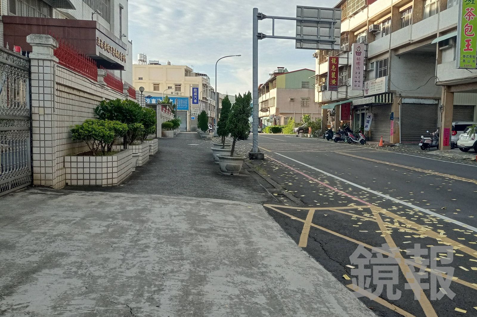 獨家/南投看守所前滿地冥紙!漫天飛舞如「陰間路」 目擊者驚爆:昨天在招魂