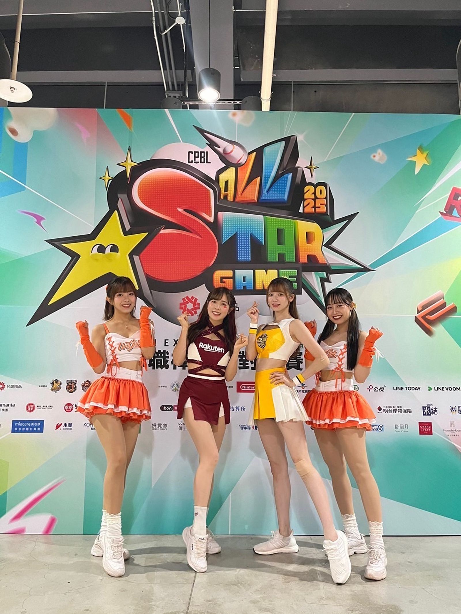 KAHO(左二)特別高興見到來自日本的啦啦隊成員。樂天桃猿提供